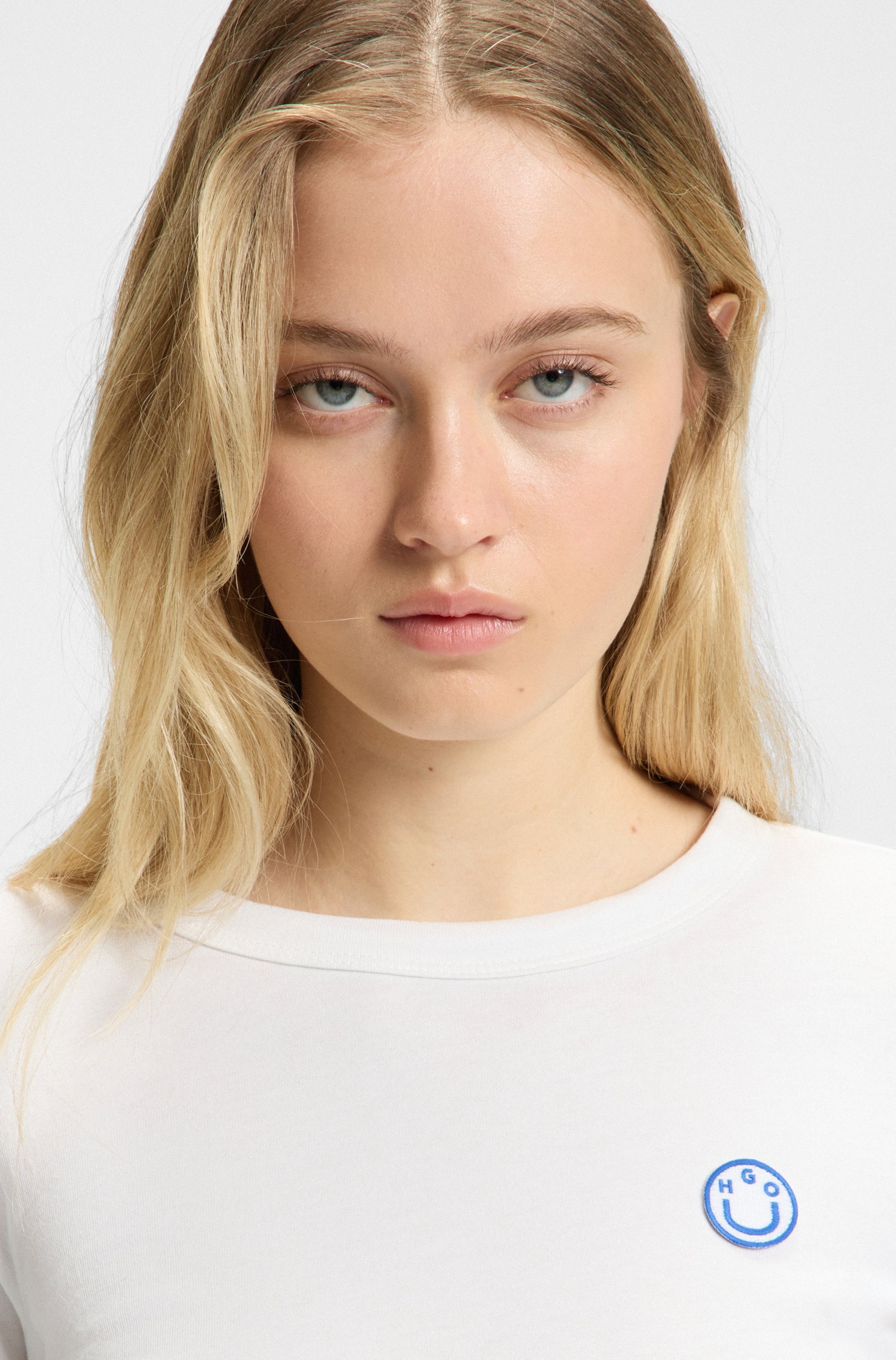 HUGO Blue T-shirt à manches longues »Daliria« mit Label-Badge mit HAPPY HUGO Logo