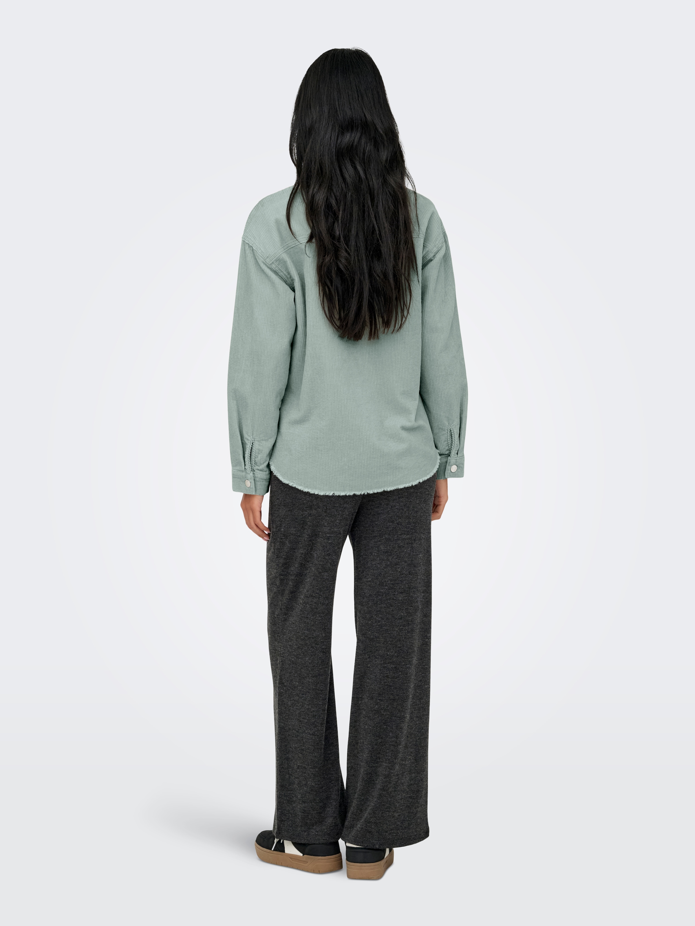 ONLY Blouse chemise »ONLMAIKO-BITTEN L/S CORD SHACKET CC PNT« mit Brusttaschen, leicht ausgefranster Saum