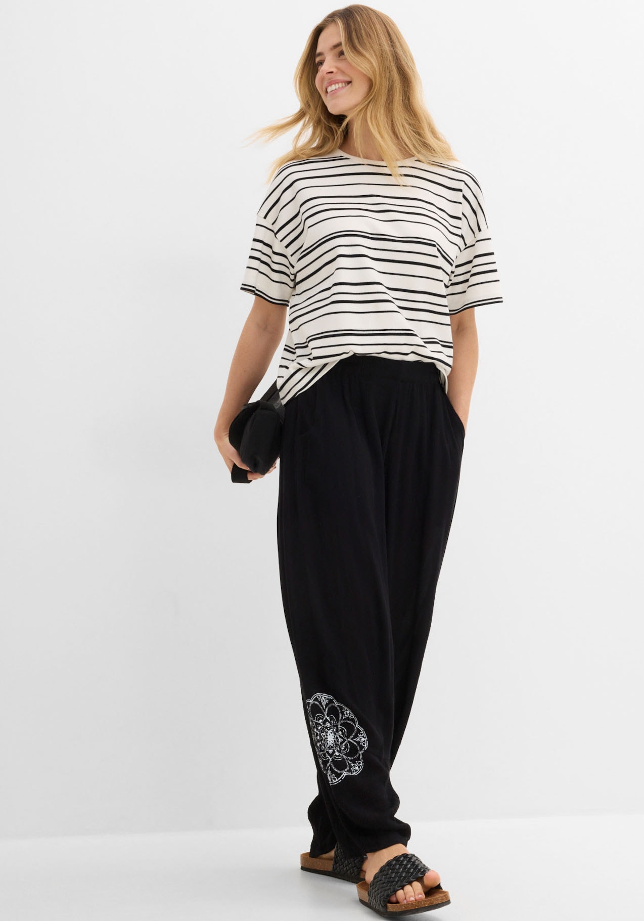 bonprix Pantalon de harem  aus Viskose, lockere Passform, mit Mandala-Print, Casual Stil