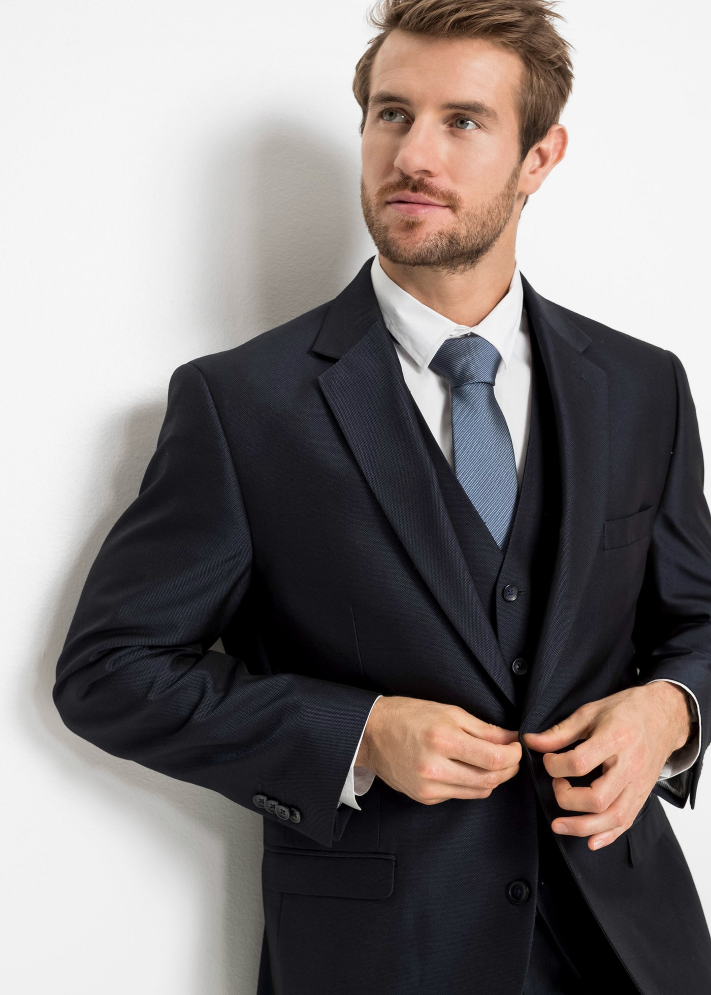 bonprix Anzug Set, 4 tlg. regular fit bestehend aus Sakko mit Reverse, Weste, Flatfront-Hose und Krawatte
