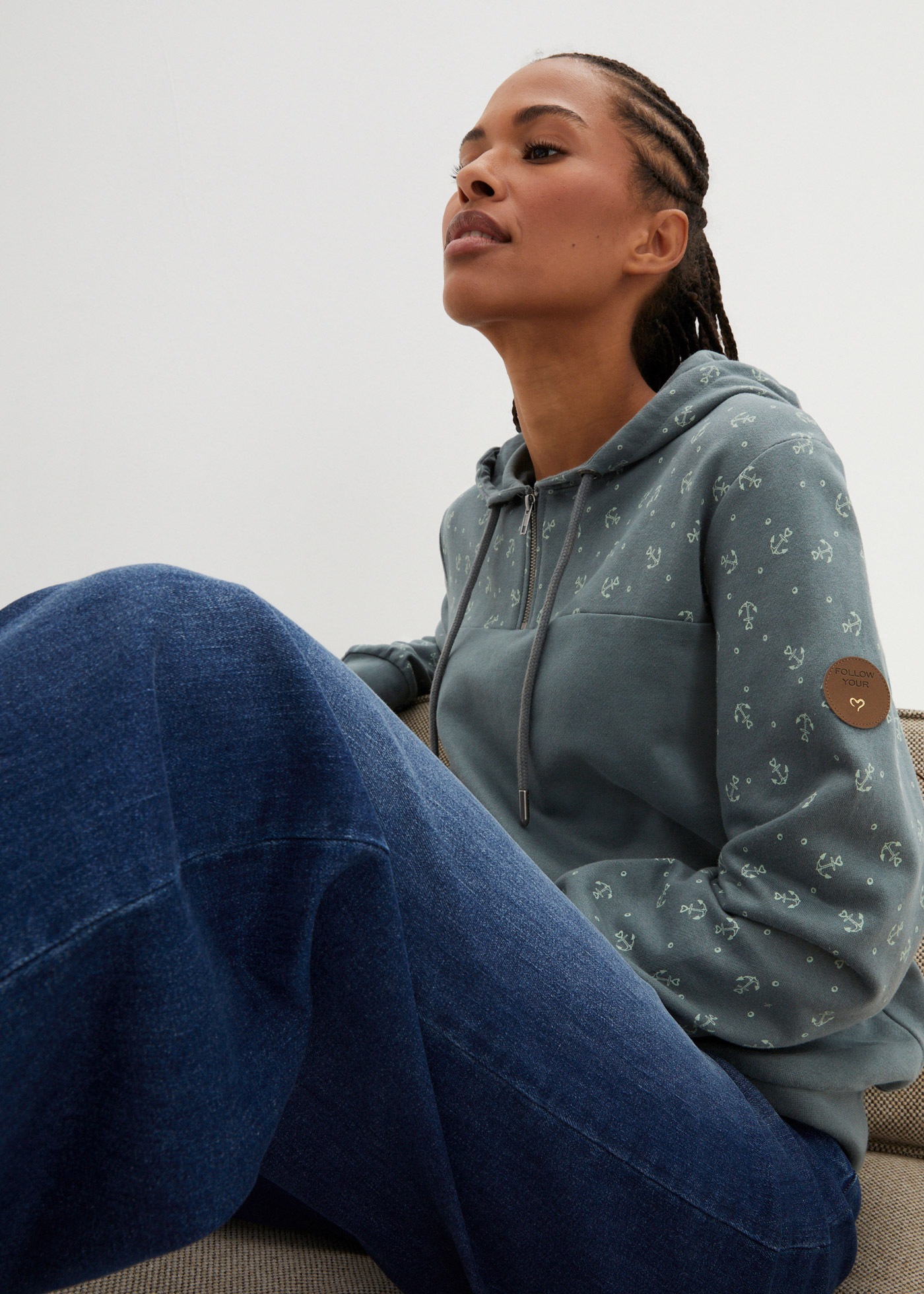 bonprix Hoodie »Kapuzensweatshirt mit Reissverschluss aus reiner Baumwolle«, lässig geschnittene Passform, mit maritimem Muster und Anker-Motiven
