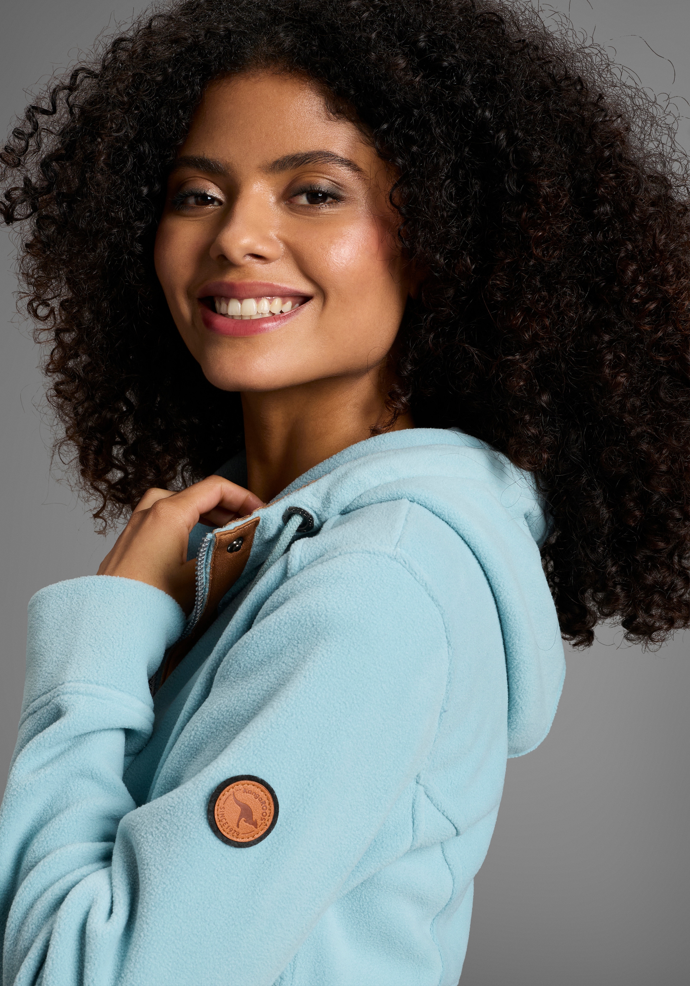 KangaROOS Veste polaire mit Kapuze hüftbedeckende Länge, mit Kapuze, mit Eingrifftaschen