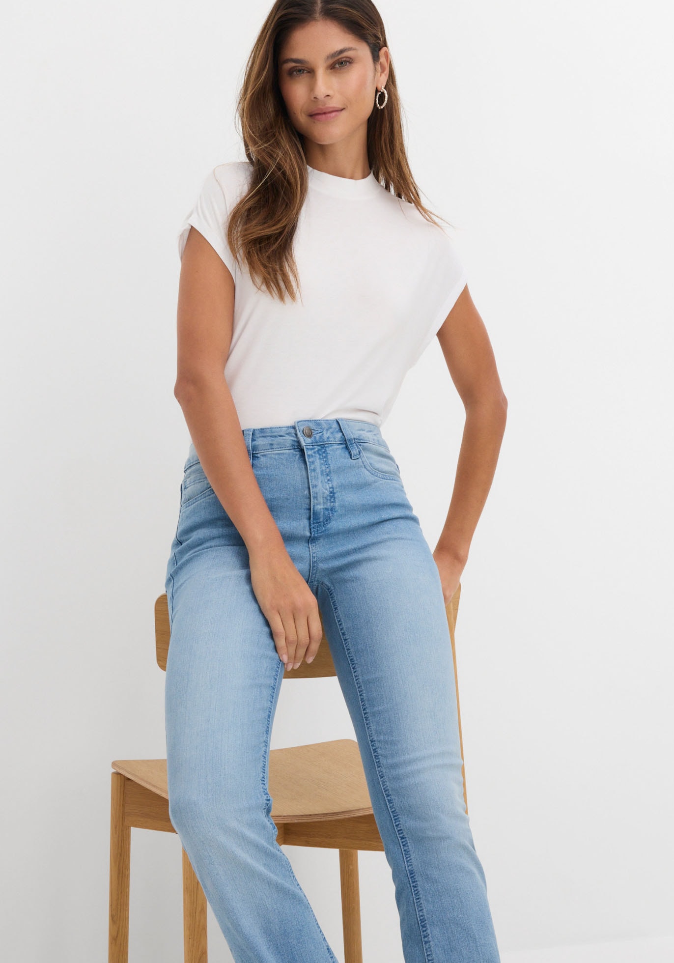 bonprix Jeans à pattes d'eph »Flared Jeans Mid Waist, Stretch« 5-Pocket-Style, aus Baumwolle, Polyester und Elasthan, Mid Waist