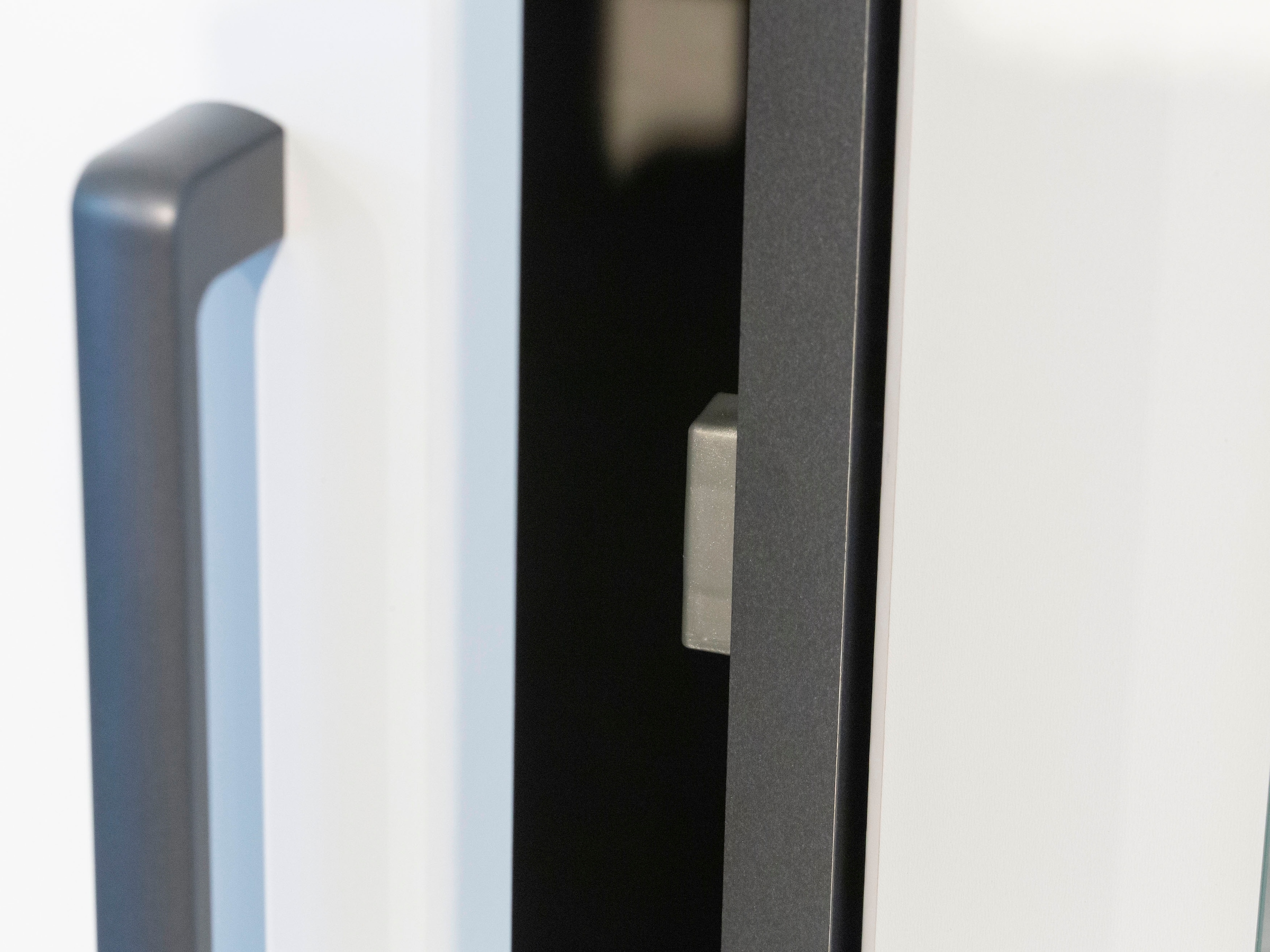 rauch Drehtürenschrank »Kleiderschrank Schrank Garderobe Wäscheschrank VOYAGER« in 3 verschiedenen Ausstattungen BASIC/CLASSIC/PREMIUM,  mit 2 modernen Griffvarianten, mit Aussenschubladen MADE IN GERMANY
