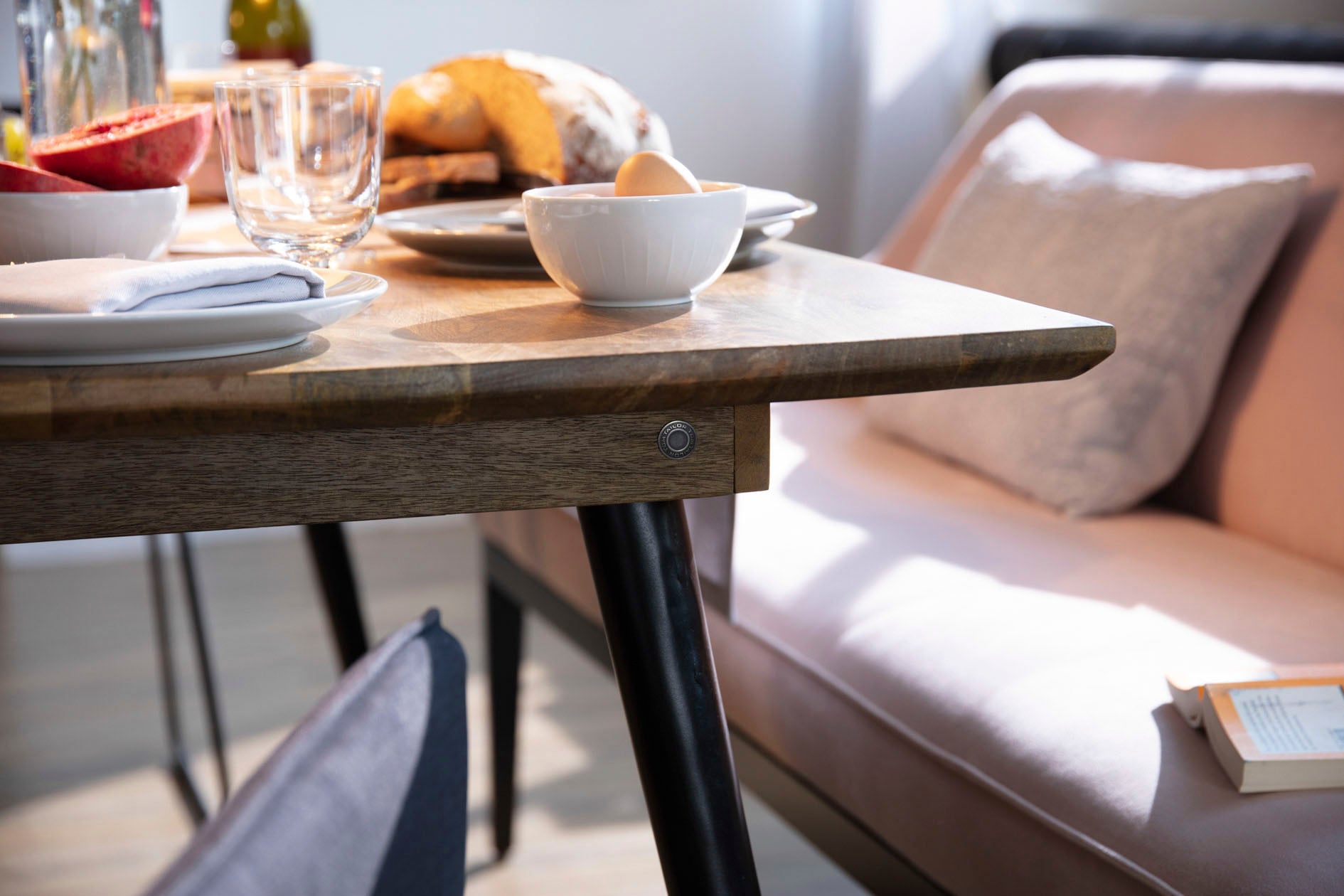 SIT Esstisch »Mangoholz Massivholz mit Schweizer Kante & Metallbeinen« Modernes Industrial-Design mit konischen schwarzen Metallbeinen