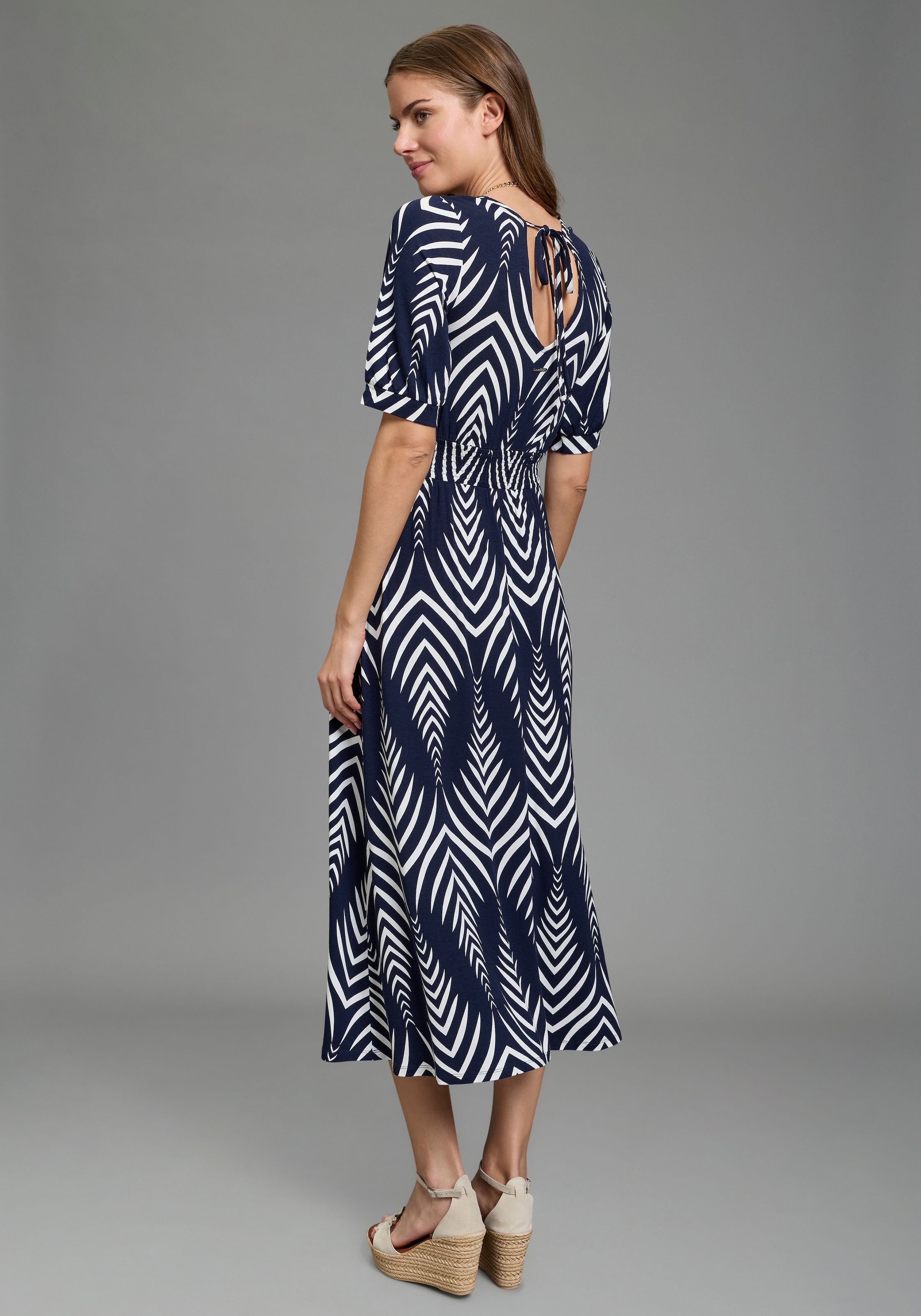 Laura Scott Robe midi mit Ikat-Muster und Smok-Einsatz