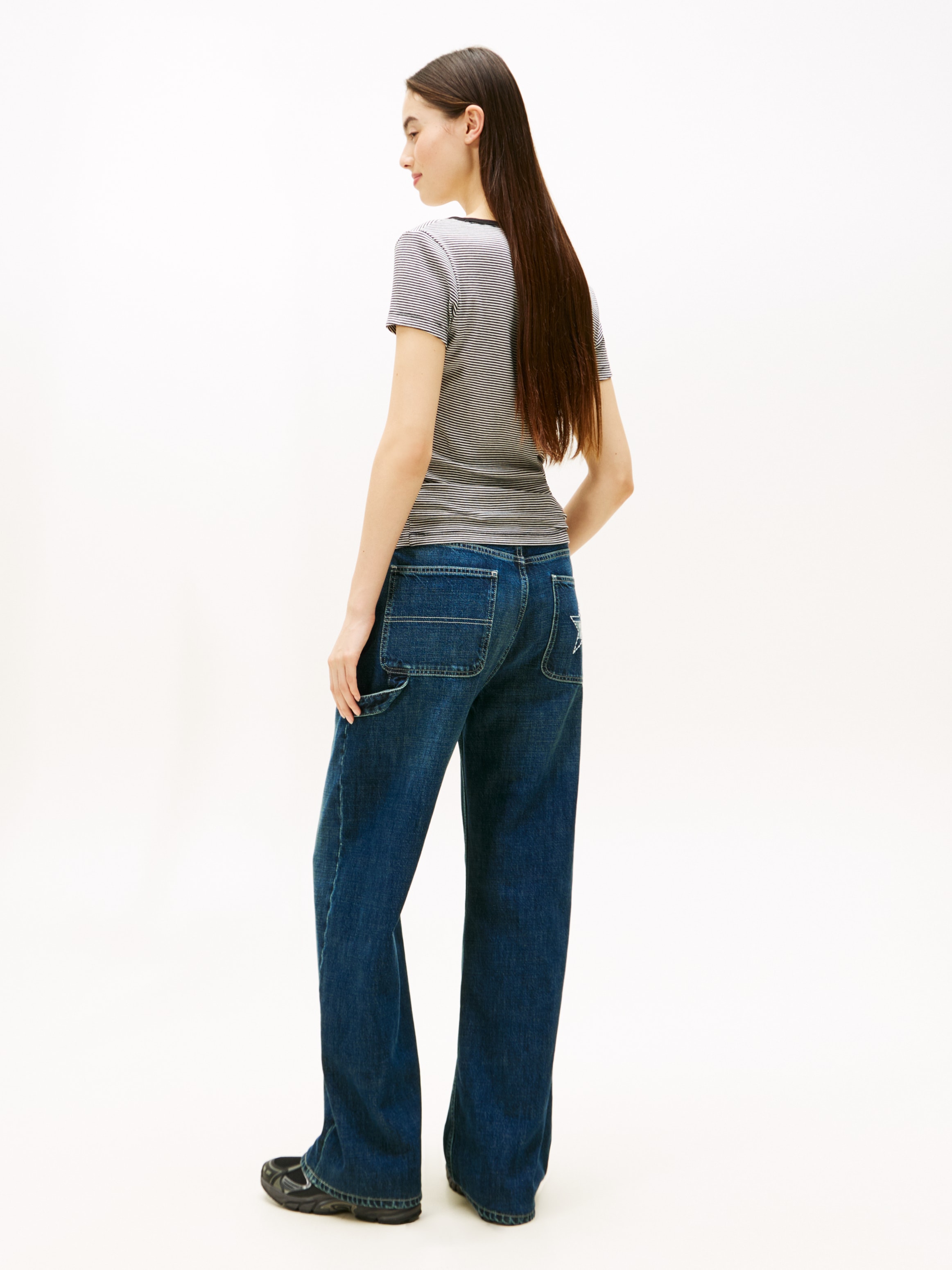 Tommy Jeans Kurzarmshirt »TJW SLIM ESSENTIAL RIB V SHORT SLEEVE« mit gerippter Struktur, V-Ausschnitt, Slim Fit