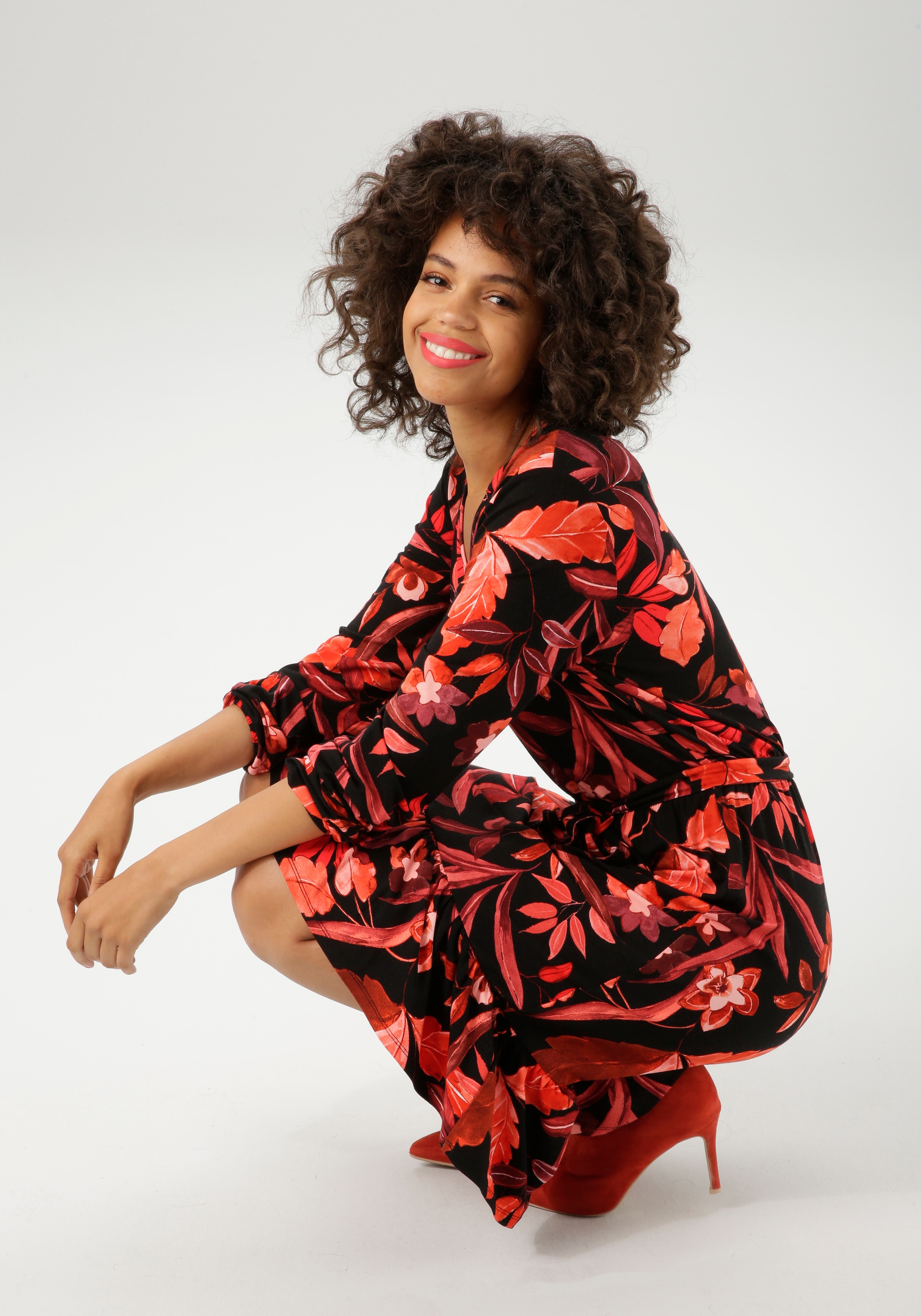 Aniston CASUAL Jerseykleid mit abnehmbarem Bindeband,  mit grossflächigen Blüten und Blättern bedruckt