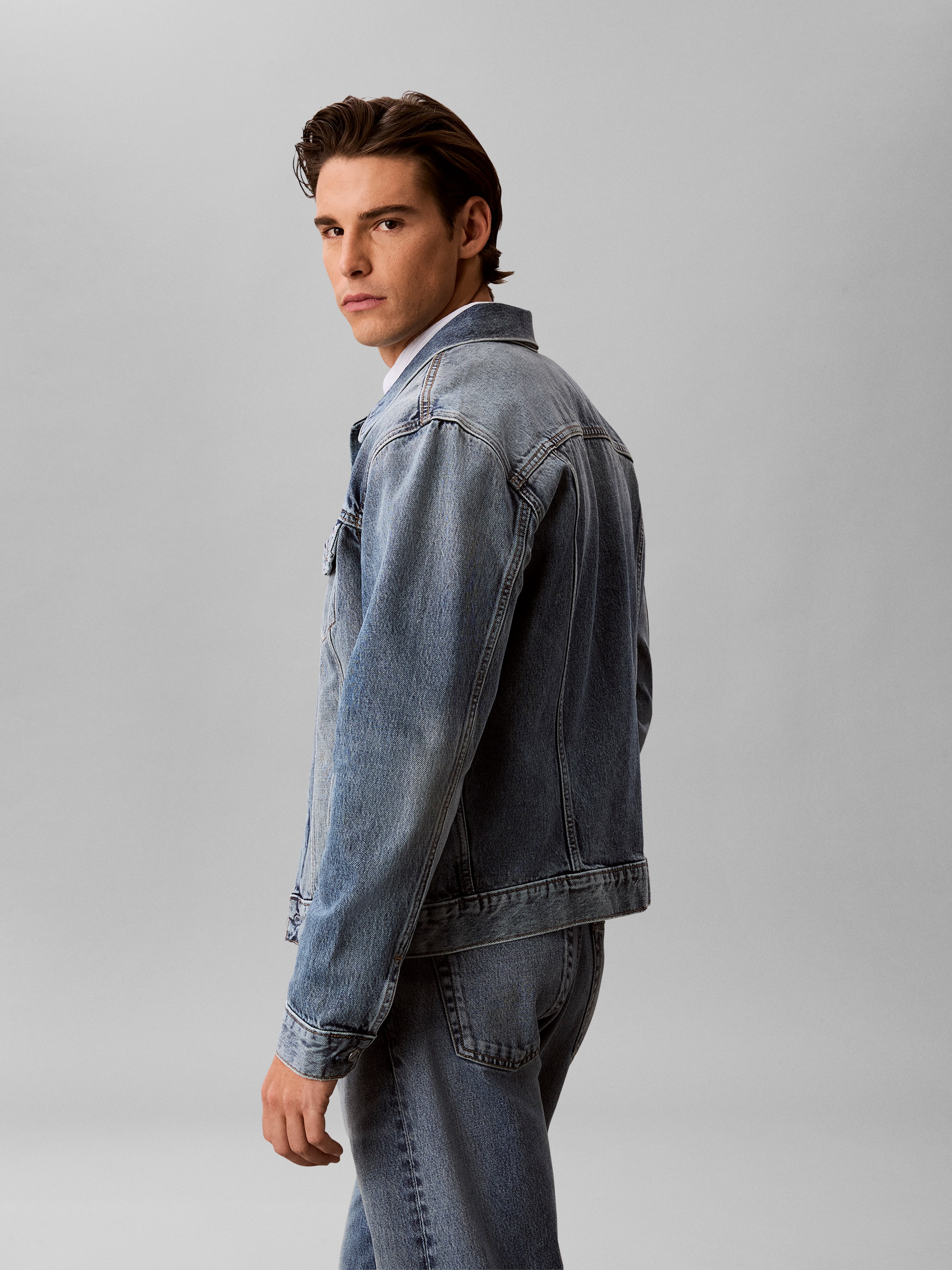 Calvin Klein Jeans Veste en jean »ANDREW CLASSIC TRUCKER« coupe authentique des années 90, boutons métalliques avec logo
