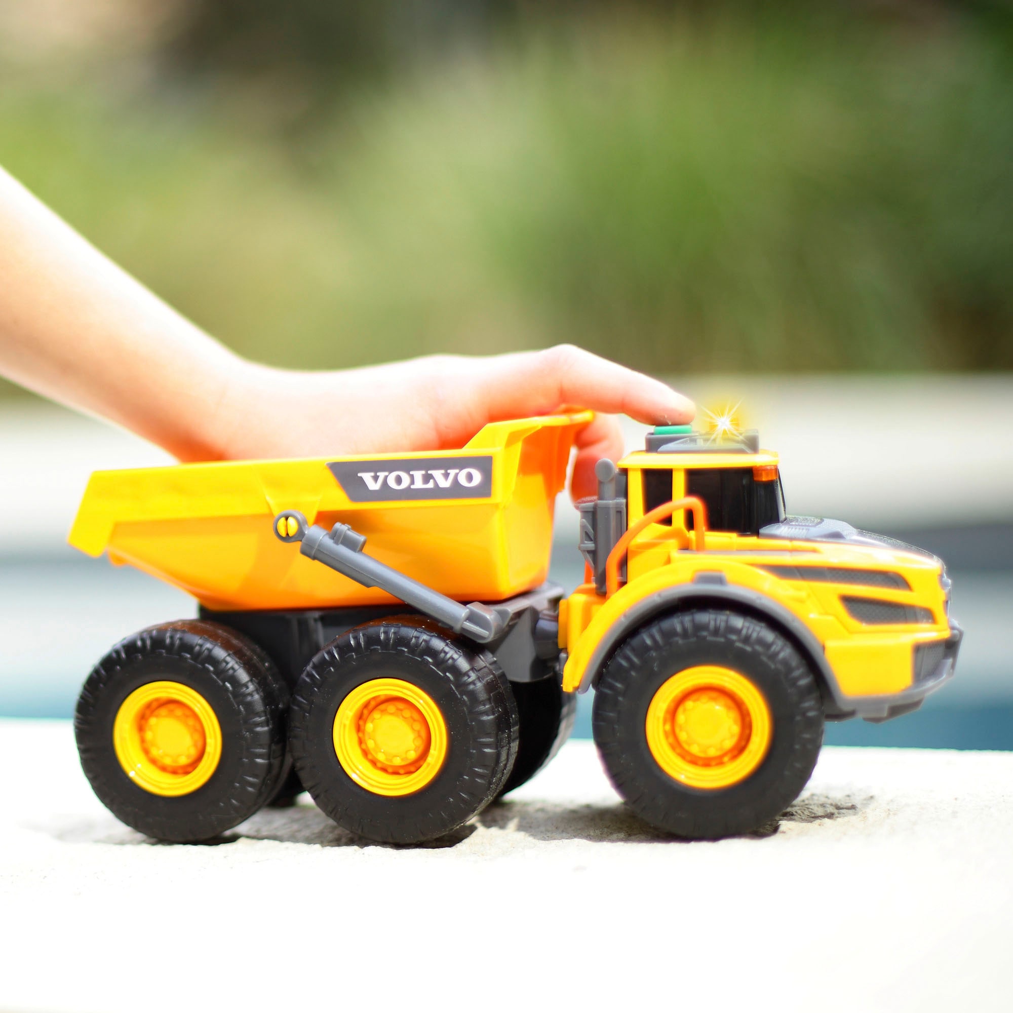 Dickie Toys Spielzeug-Kipper »Volvo Articulated Hauler« mit Licht und Sound