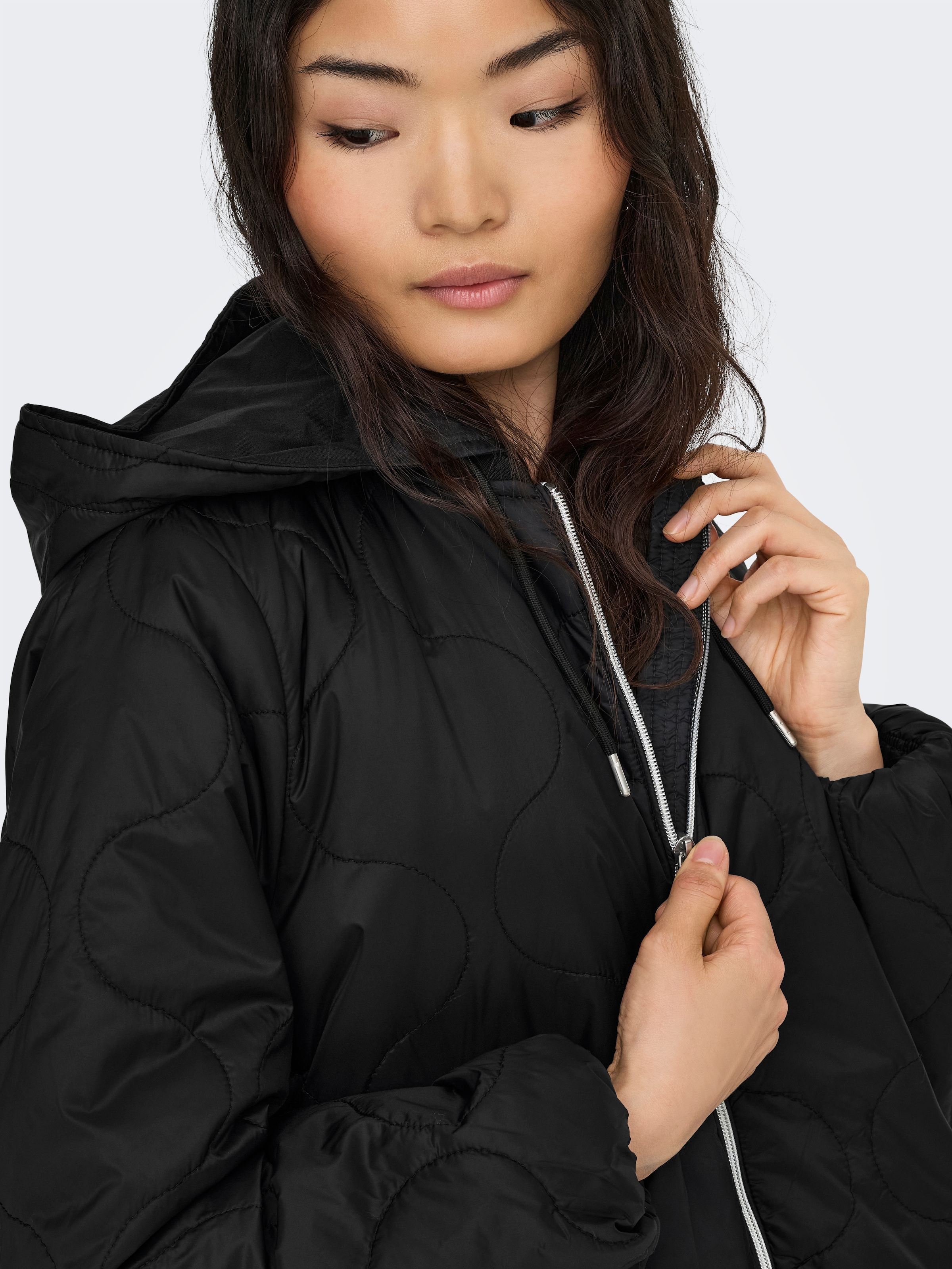 ONLY Veste matelassée »ONLMIKI HOOD QUILT JACKET CC OTW« avec capuche avec cordon de serrage latéral à l'ourlet