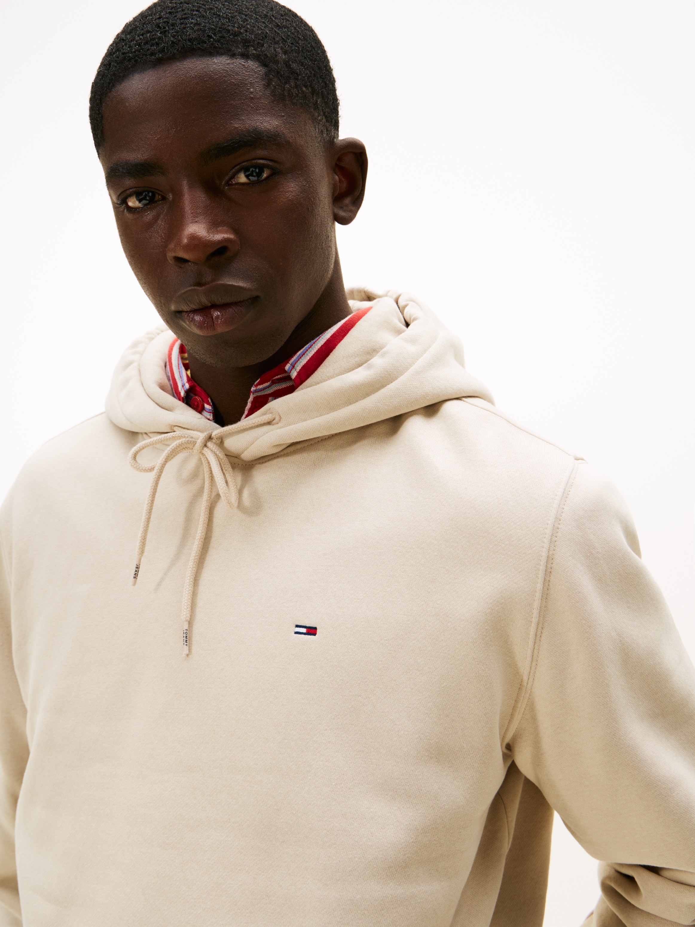 Tommy Jeans Hoodie »TJM REGULAR FLAG«, mit bestickten Markenlogo auf Brusthöhe
