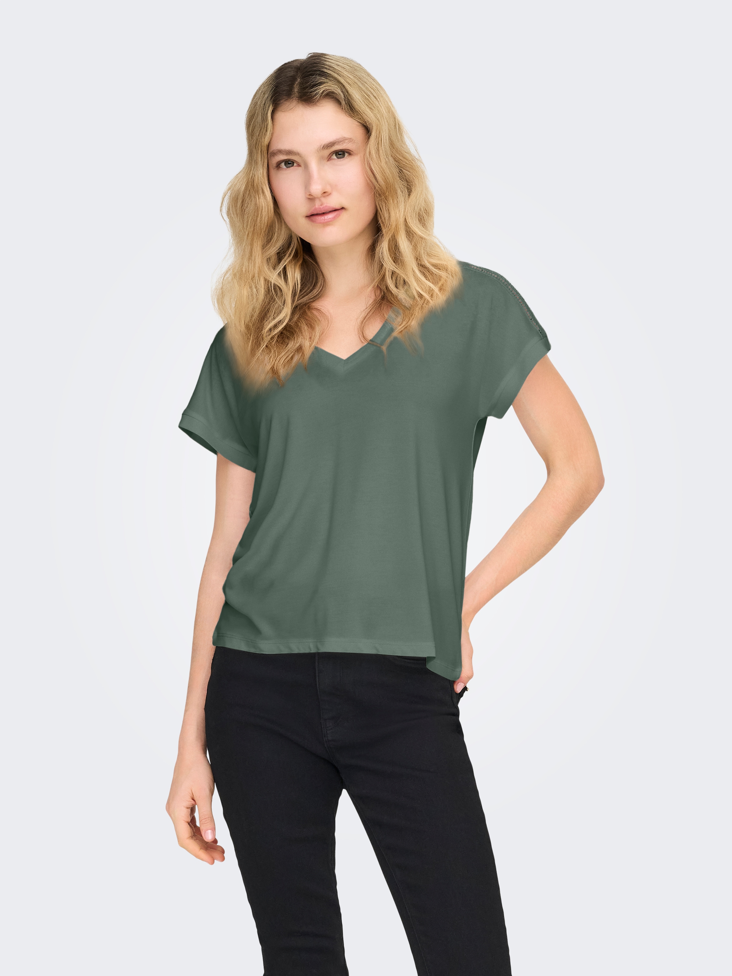 ONLY T-shirt en V »ONLFREE LIFE S/S V-NECK LACE TOP JRS« Mélange de matières, coupe loose fit, col en V