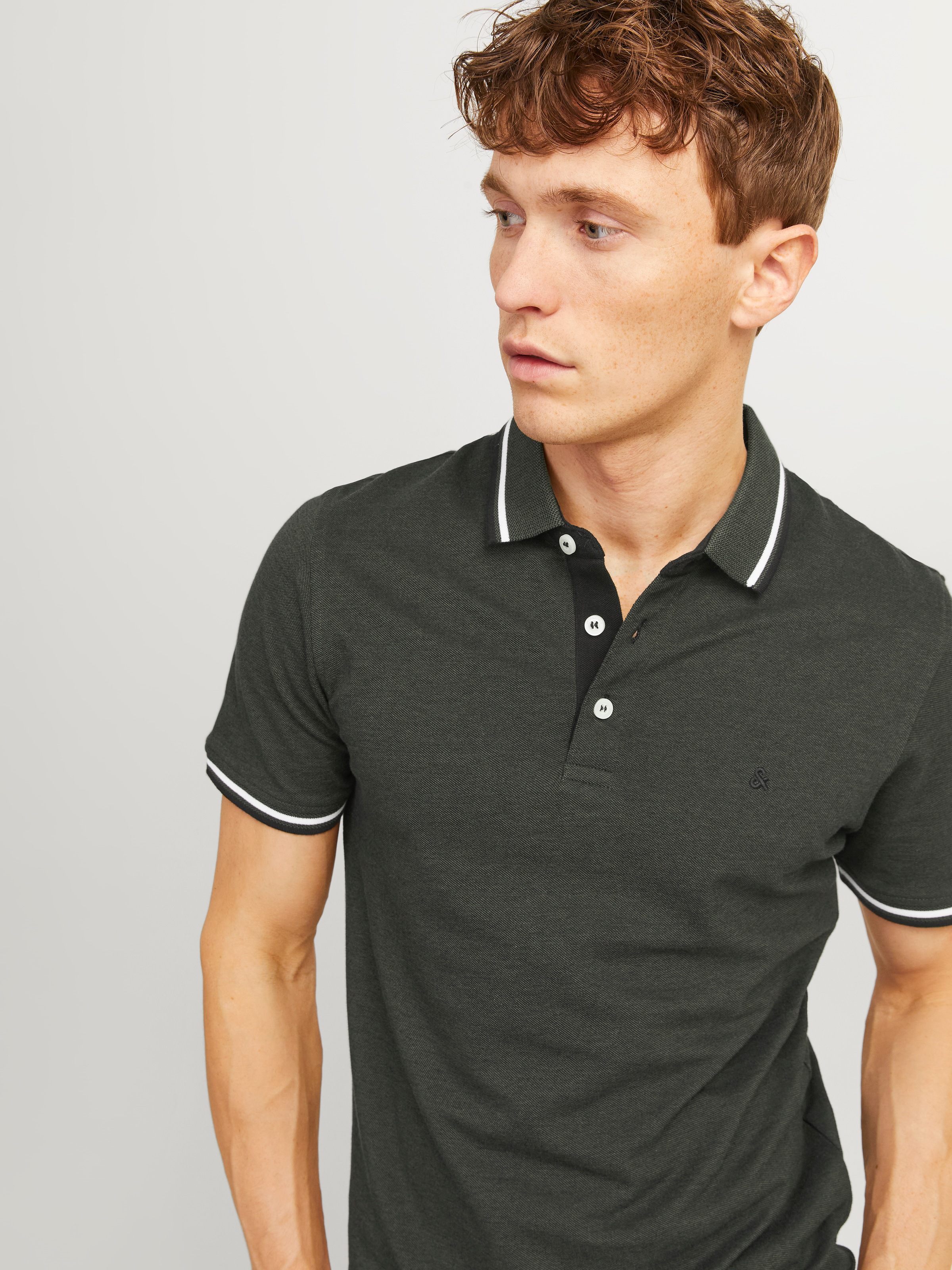 Jack & Jones Poloshirt »JJEPAULOS  Poloshirt mit klassischem Kragen und figurbetonter Form«, Logostickerei, modisch, schmal, Baumwolle, Polokragen
