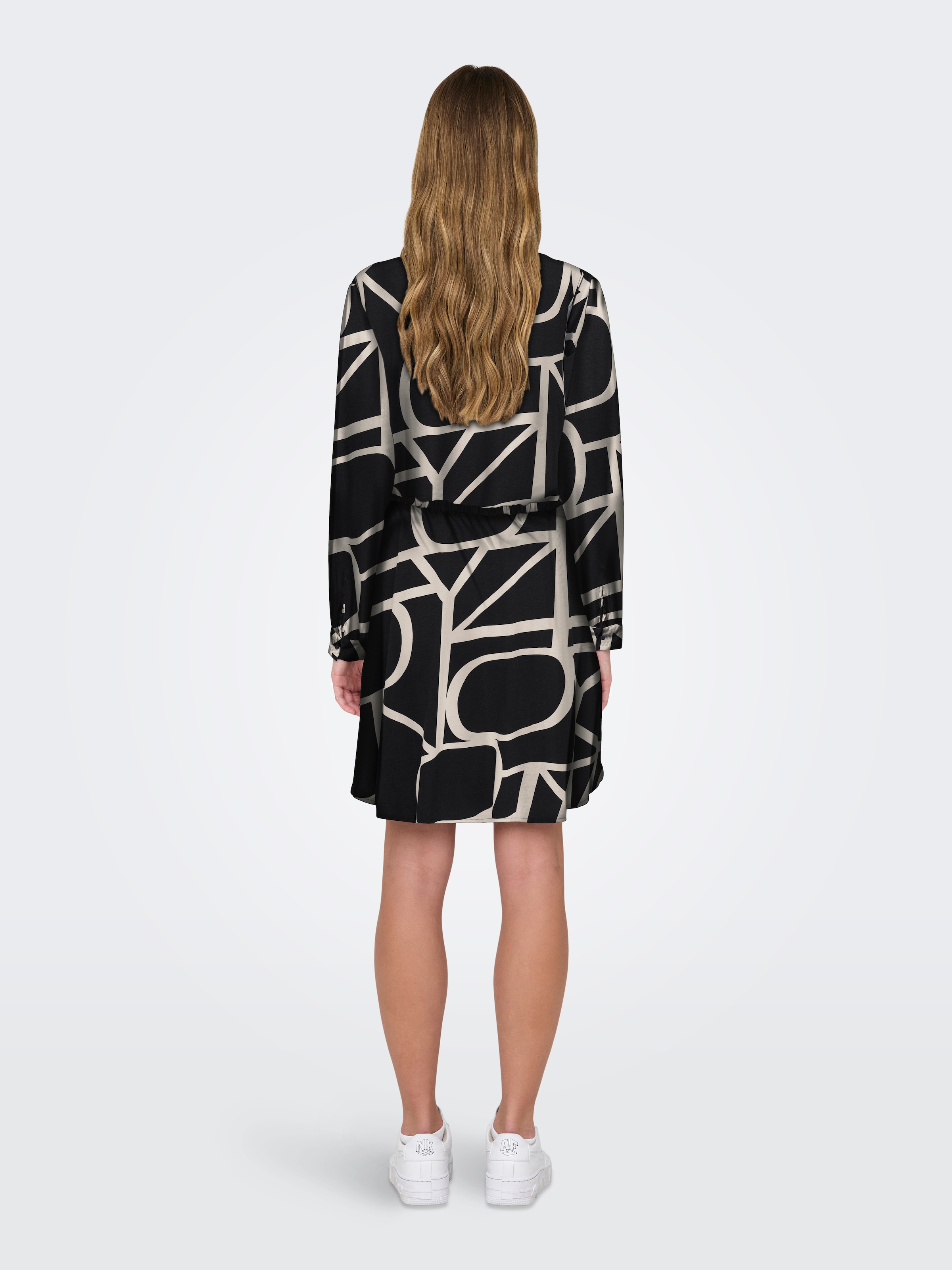 ONLY Robe imprimée »ONLCORY LIFE L/S V-NECK TUNIC WVN NOOS« Robe d'été avec ceinture à la taille