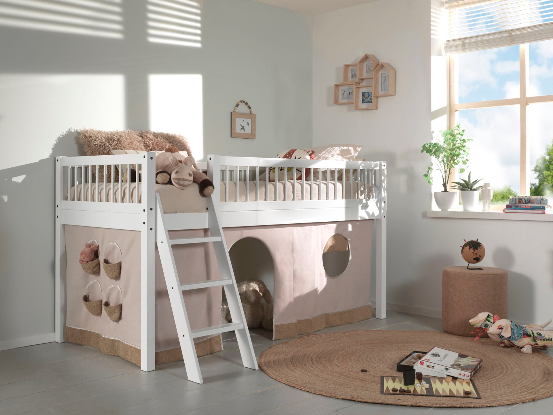 Vipack Lit de jeu »Forrest 90/200 aus massiver Buche weiss lackiert, inkl. Vorhang-Set« construction stable avec protection antichute périphérique, échelle et sommier à lattes enroulables