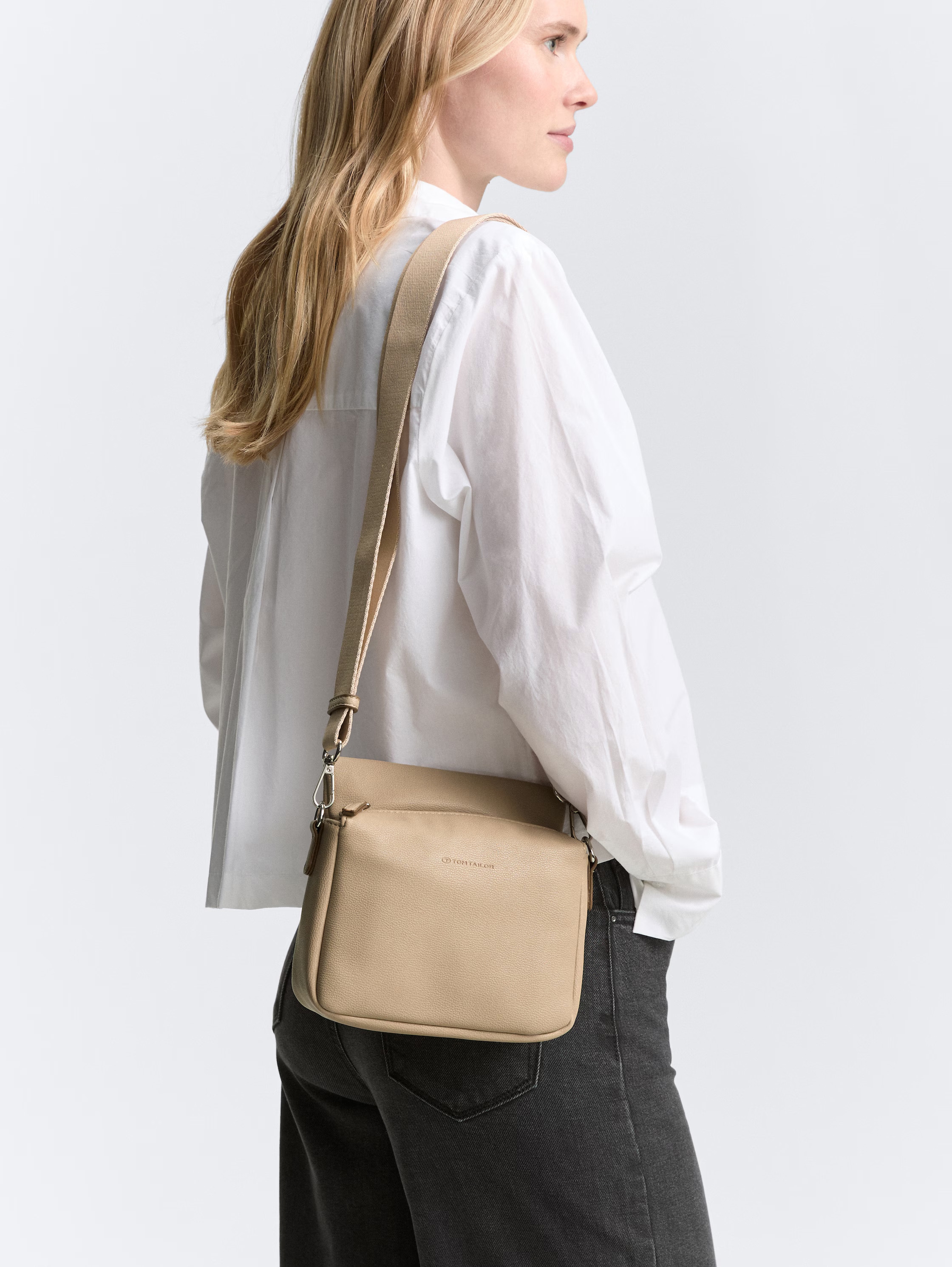 TOM TAILOR Sac à bandoulière »Rella« aus fein genarbtem Material mit farblich passendem Gewebeband