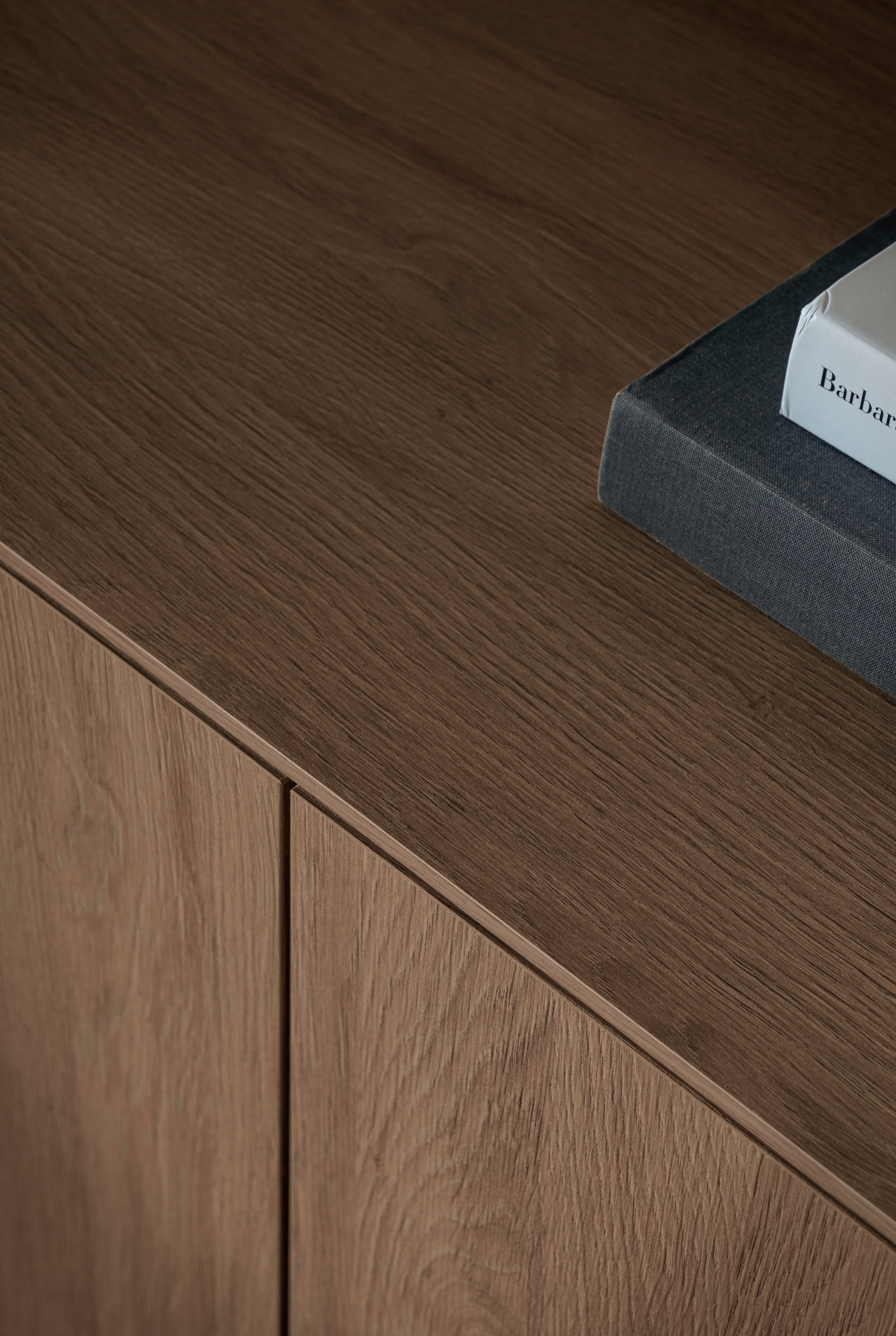Home affaire Buffet haut »Lund, moderner Schrank, Kommode mit Kufengestell« surface supérieure visuellement fine, aspect haut de gamme, espace de rangement suffisant