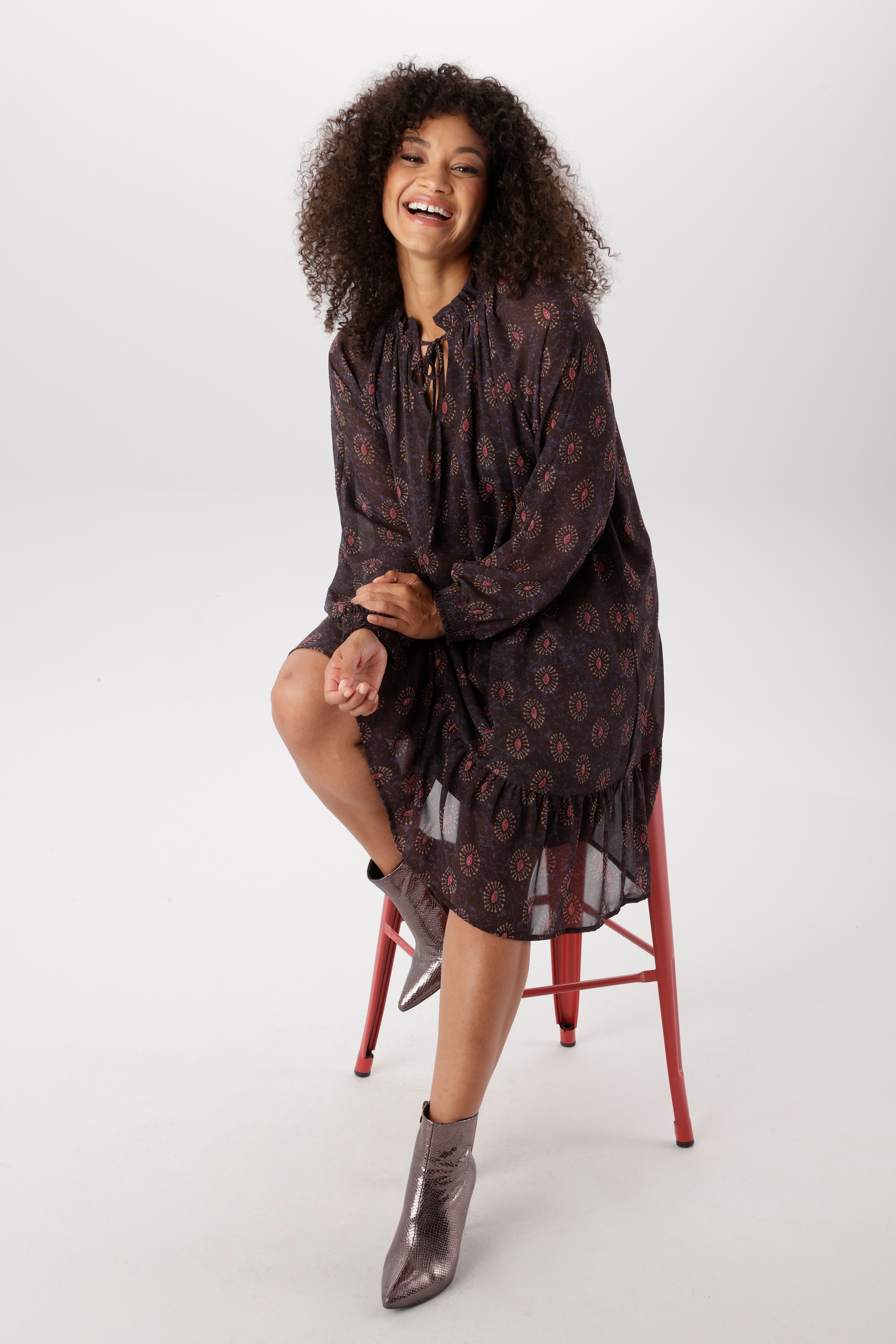 Aniston PLUS Robe en mousseline de soie avec volant à l’ourlet - NOUVELLE COLLECTION