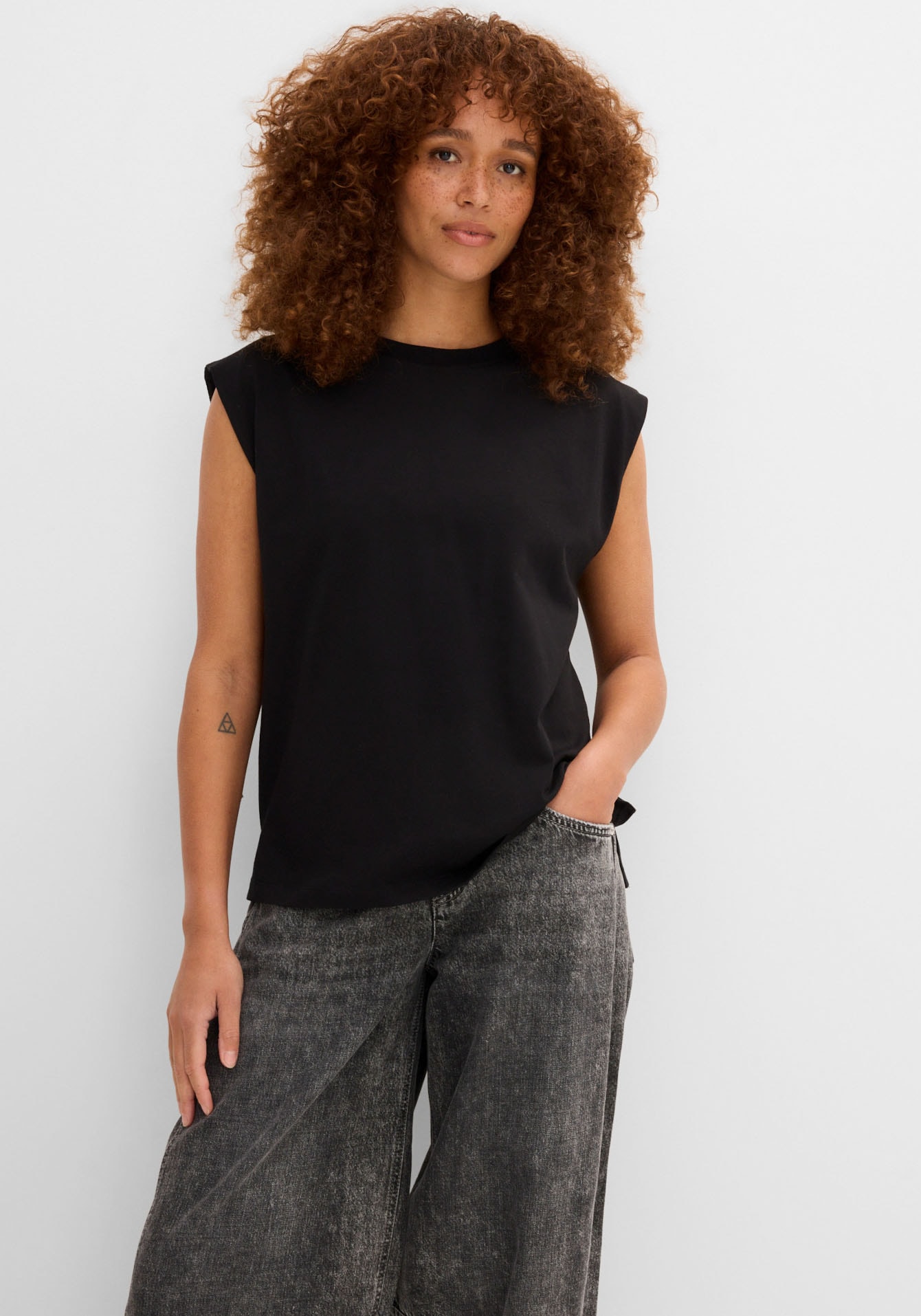 bonprix T-shirt oversize lässiger Oversize-Schnitt, verstärkte Schulter, ärmellos