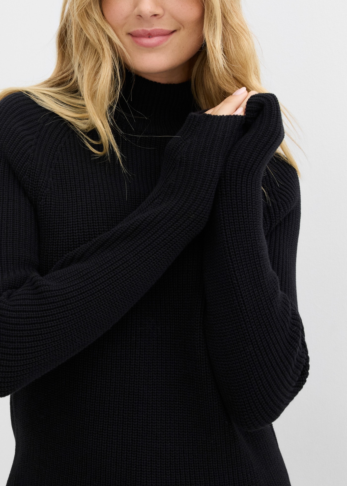bonprix Pull en tricot en pur coton, coupe ample, avec col montant, style décontracté