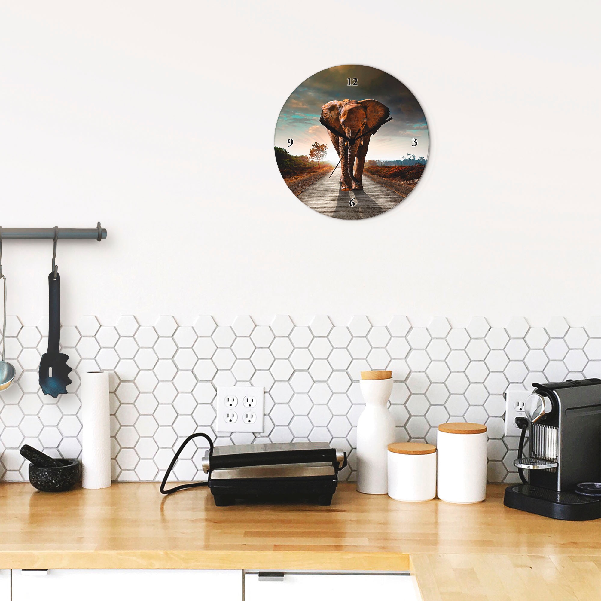 Artland Horloge murale »Ein Elefant läuft auf der Strasse« wahlweise mit Quarz- oder Funkuhrwerk, lautlos ohne Tickgeräusche