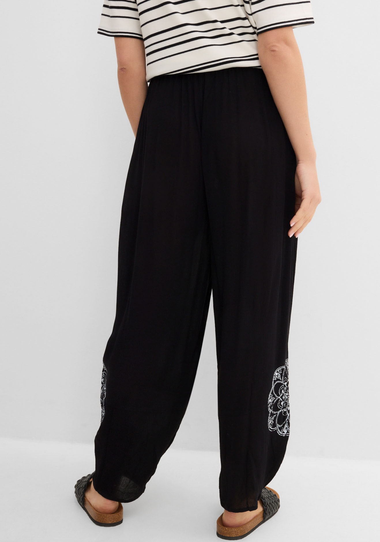 bonprix Pantalon de harem  aus Viskose, lockere Passform, mit Mandala-Print, Casual Stil