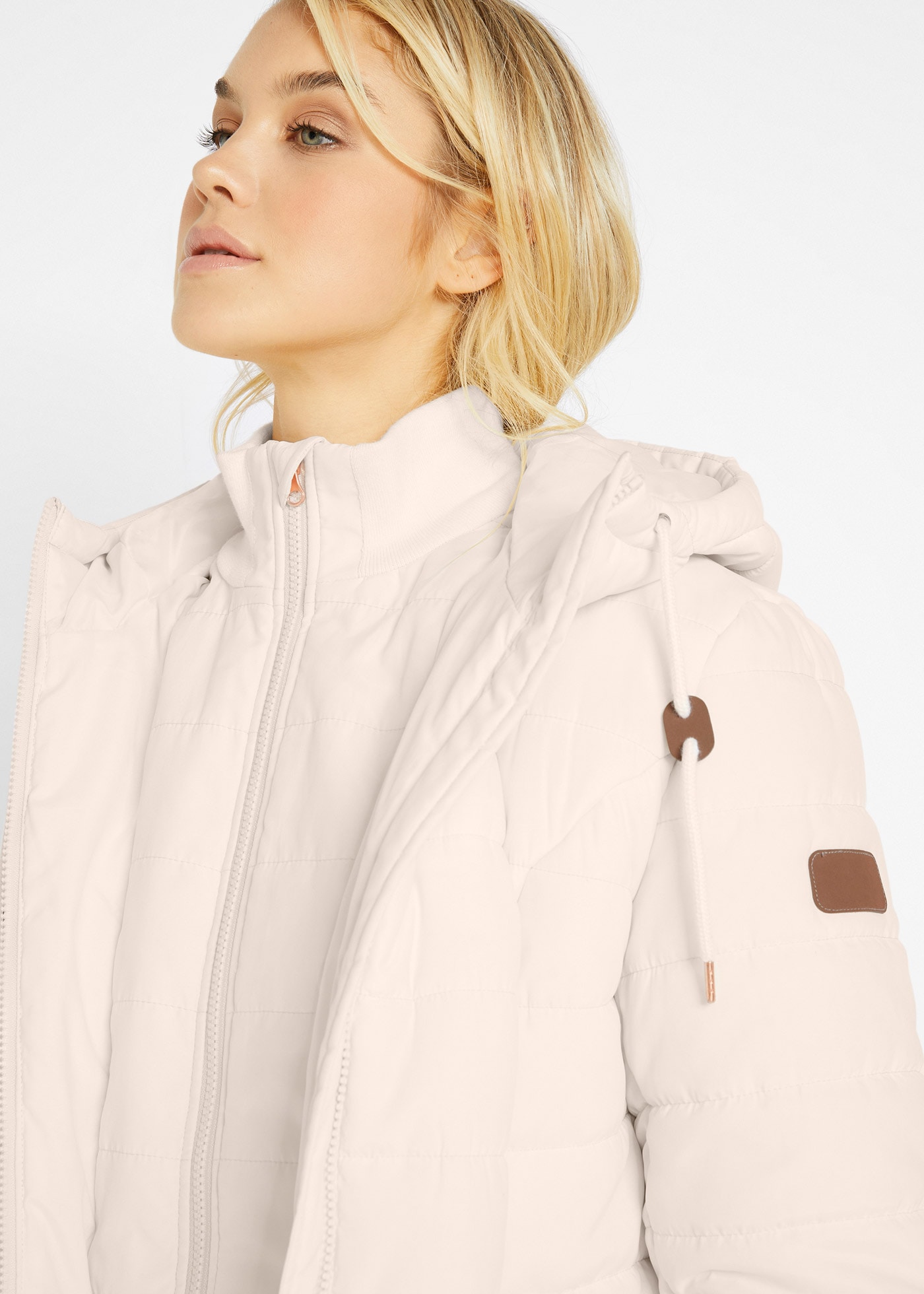 bonprix Steppmantel »Steppmantel, 2-in-1 Optik« mit Lederimitat Zeichen am Ärmel, mit Kapuze und Stehkragen