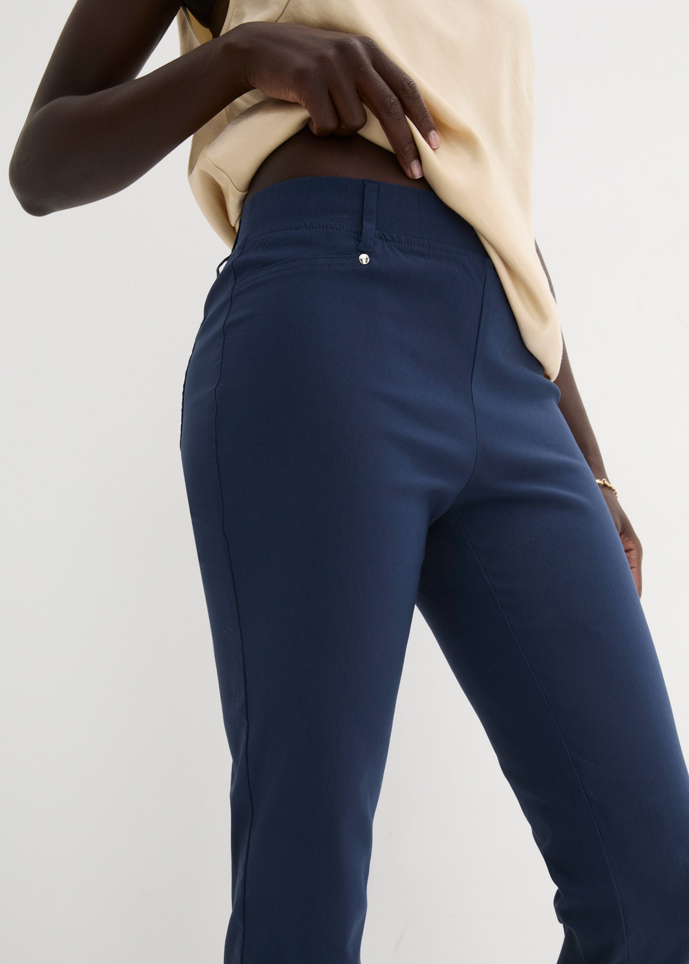 bonprix Pantalon stretch »Stretch-Hose in Schlupfform«  en viscose, coupe Slim Fit, forme à enfiler avec passants de ceinture