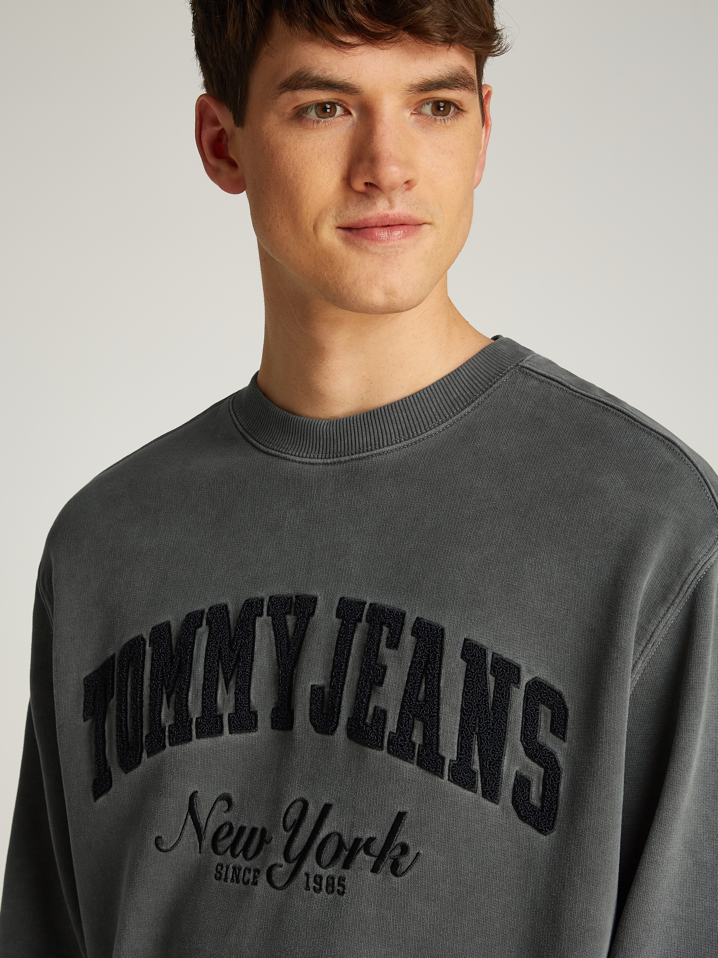 Tommy Jeans Sweatshirt »TJM RLX VINTAGE VARSITY CREW«, mit grossem Logo
