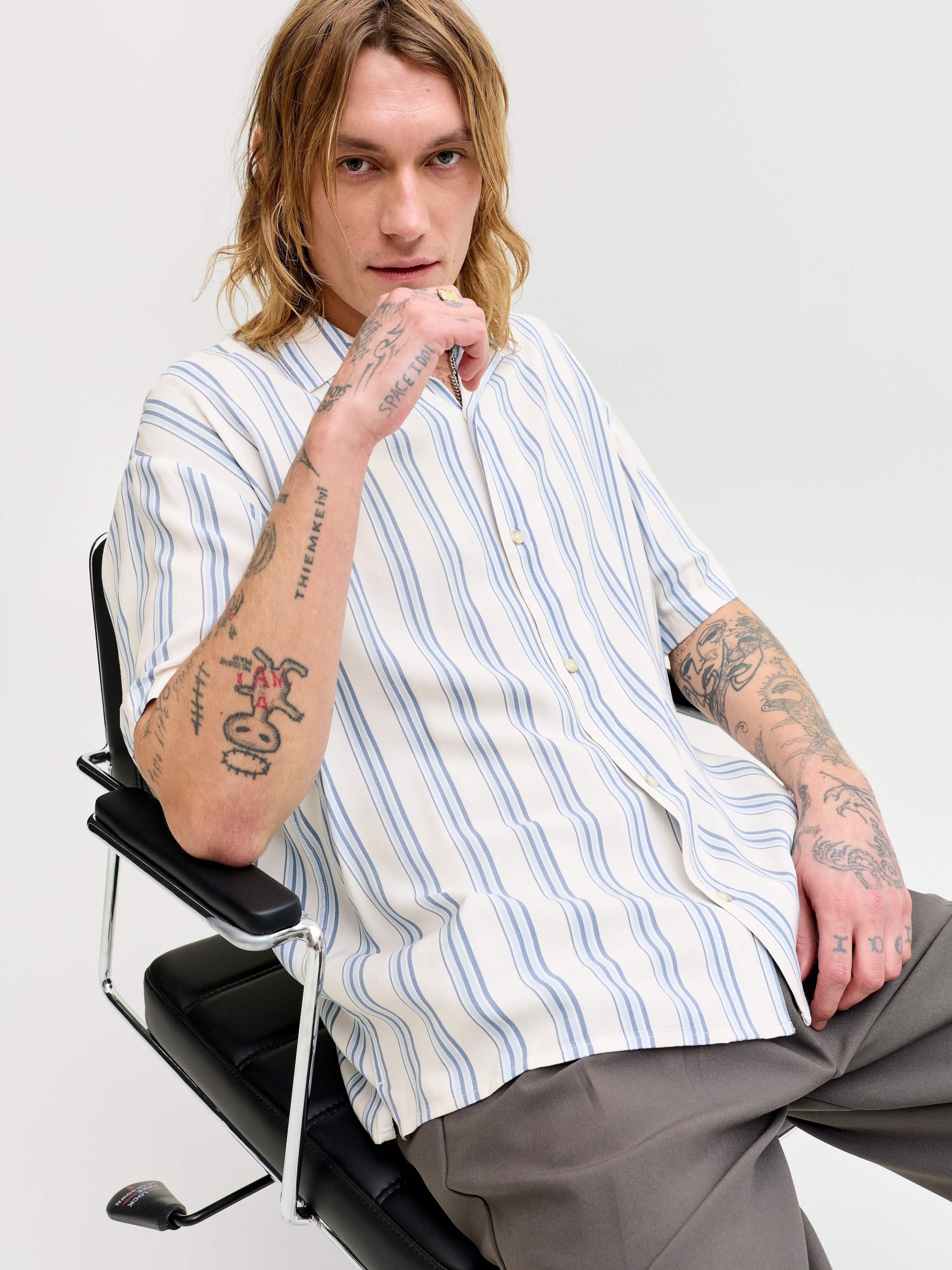 Jack & Jones Chemise à manches courtes »JJEJEFF RESORT STRIPE SHIRT S/S SN« Viskose, loose fit