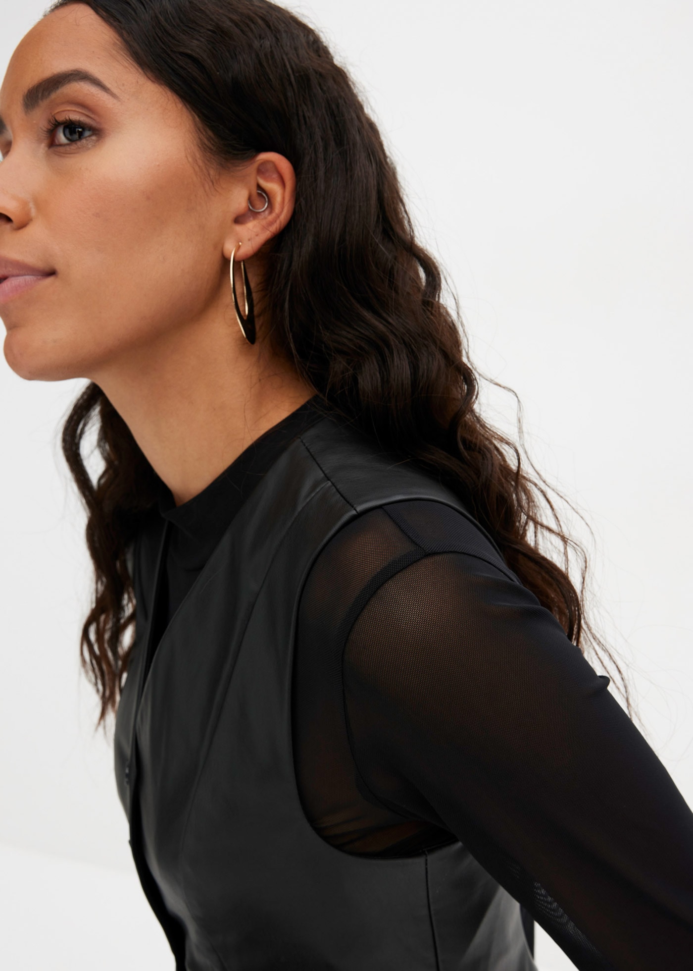 bonprix Lederimitatweste aus Polyester, Slim Fit Passform, feminin gestaltet