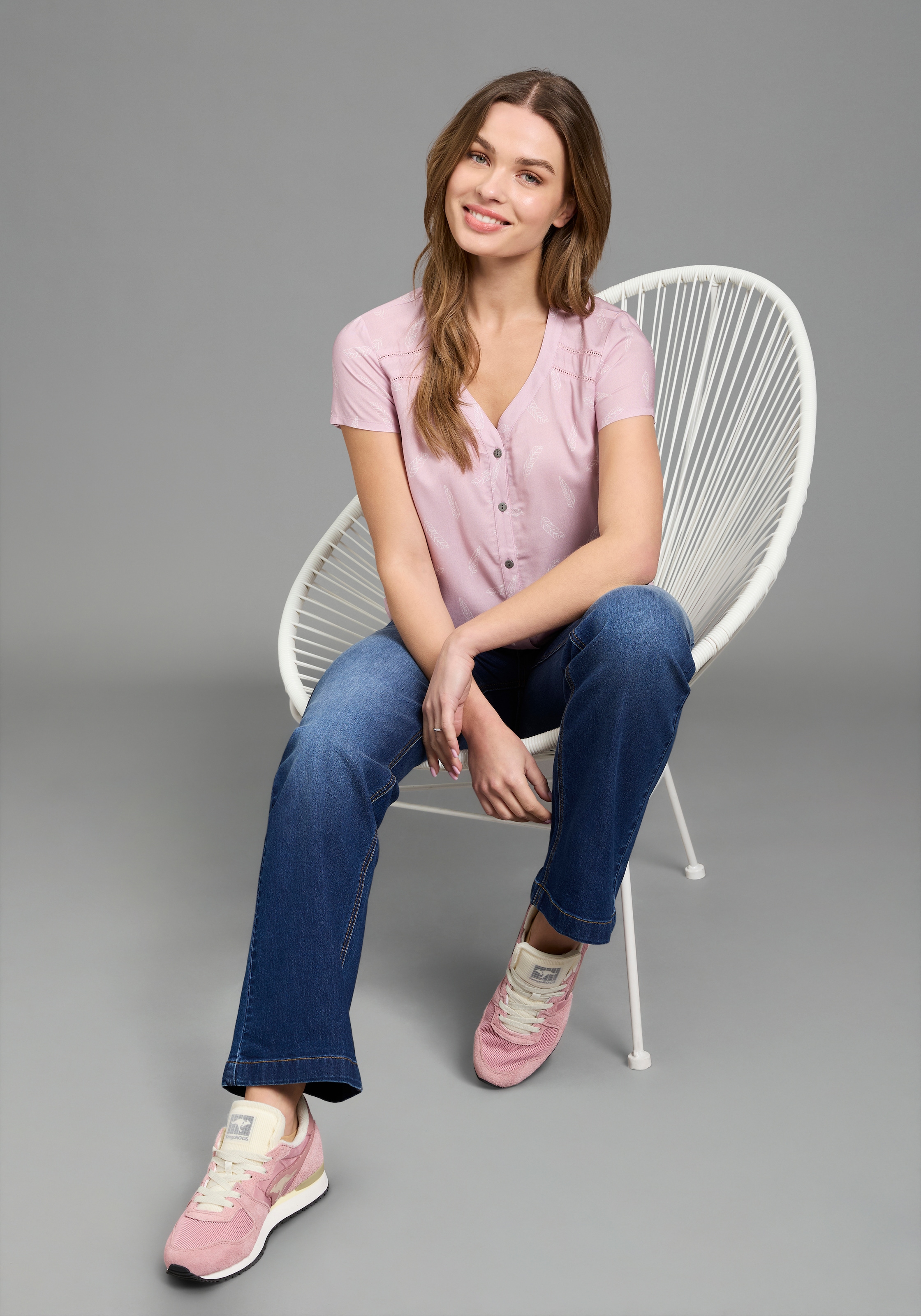 KangaROOS Blouse à manches courtes mit Federprint, figurumspielende Passform, herzförmiger Ausschnitt