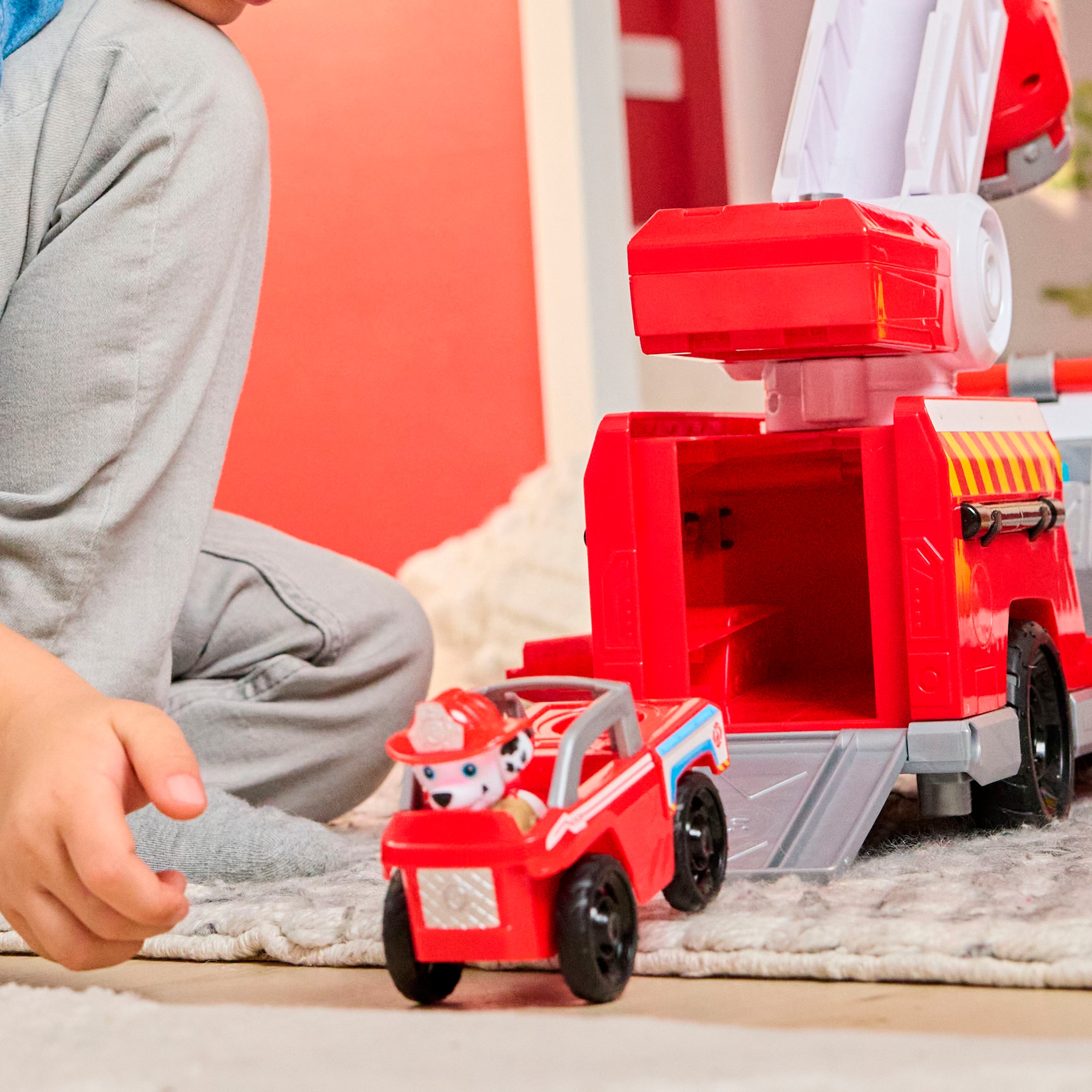 Spin Master Jouet pompier »PAW Patrol Fire Rescue - Marshalls Deluxe Feuerwehr-Truck« mit Licht und Sound