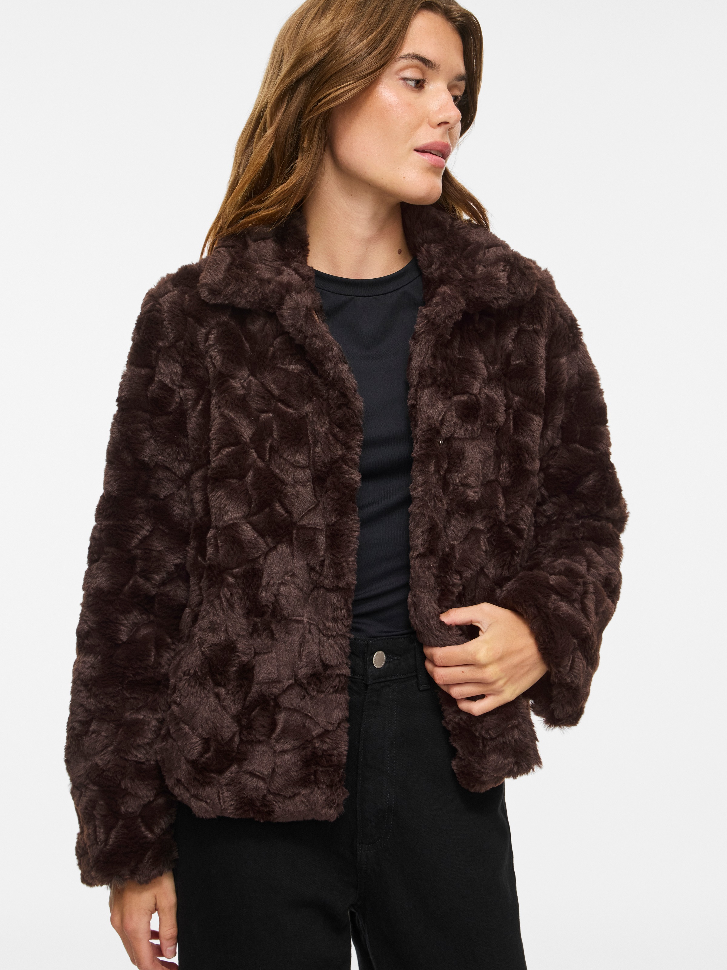 Vila Veste courte »VIDORTE NEW L/S JACKET/PB« en fausse fourrure avec patte de boutonnage