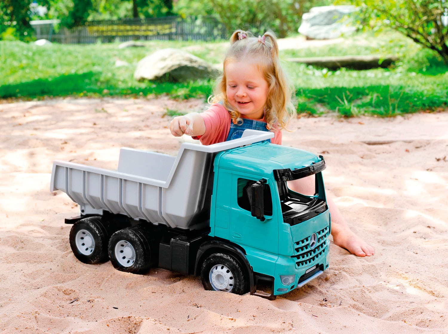 Lena® Benne à jouets »Giga Trucks Muldenkipper Mercedes-Benz Arocs, petrol« fabriqué en Europe