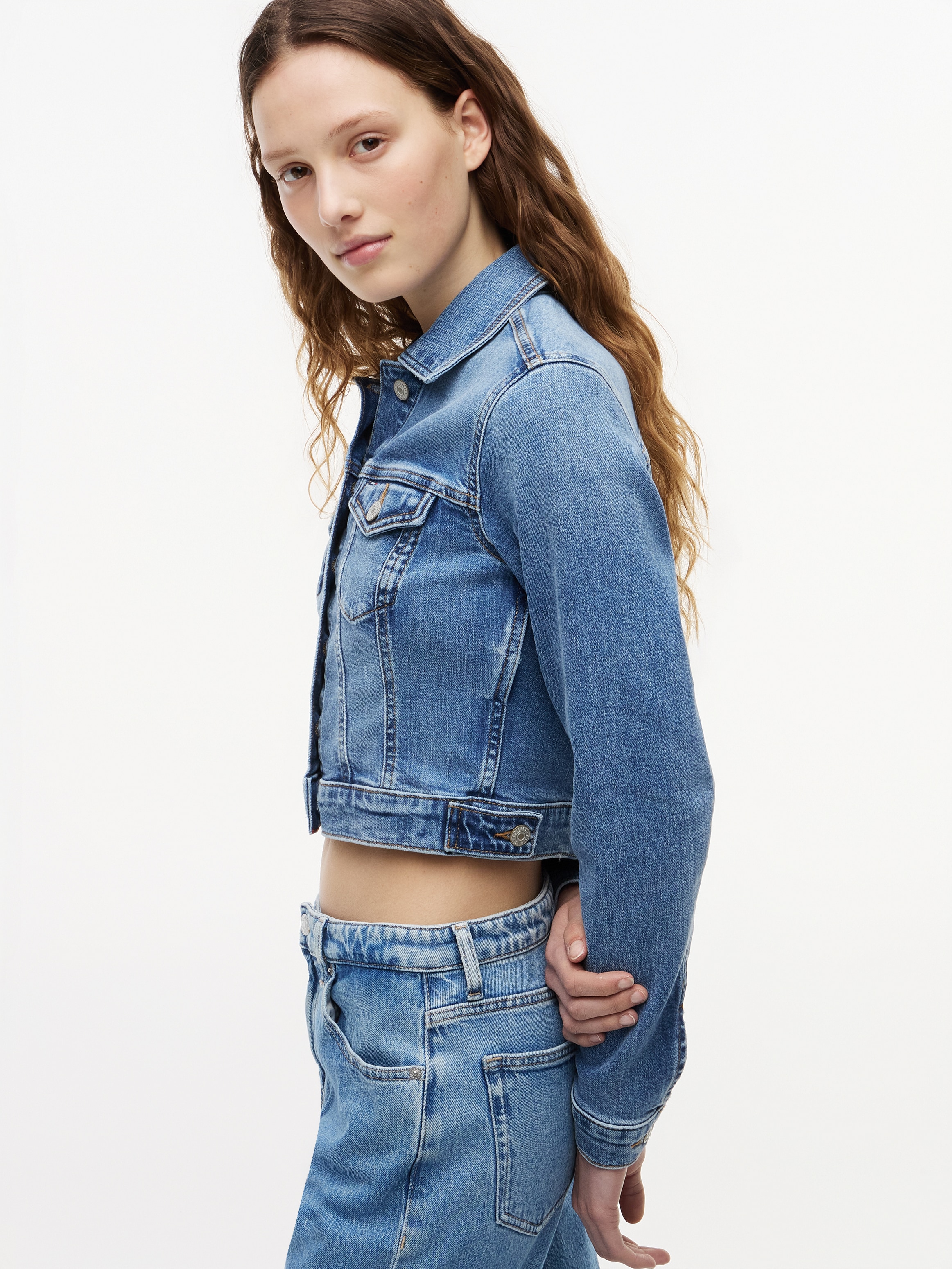 Tommy Jeans Veste en jean »NEW SLIM TRUCKER JACKET CJ8138« mélange coton, coupe slim, poches poitrine