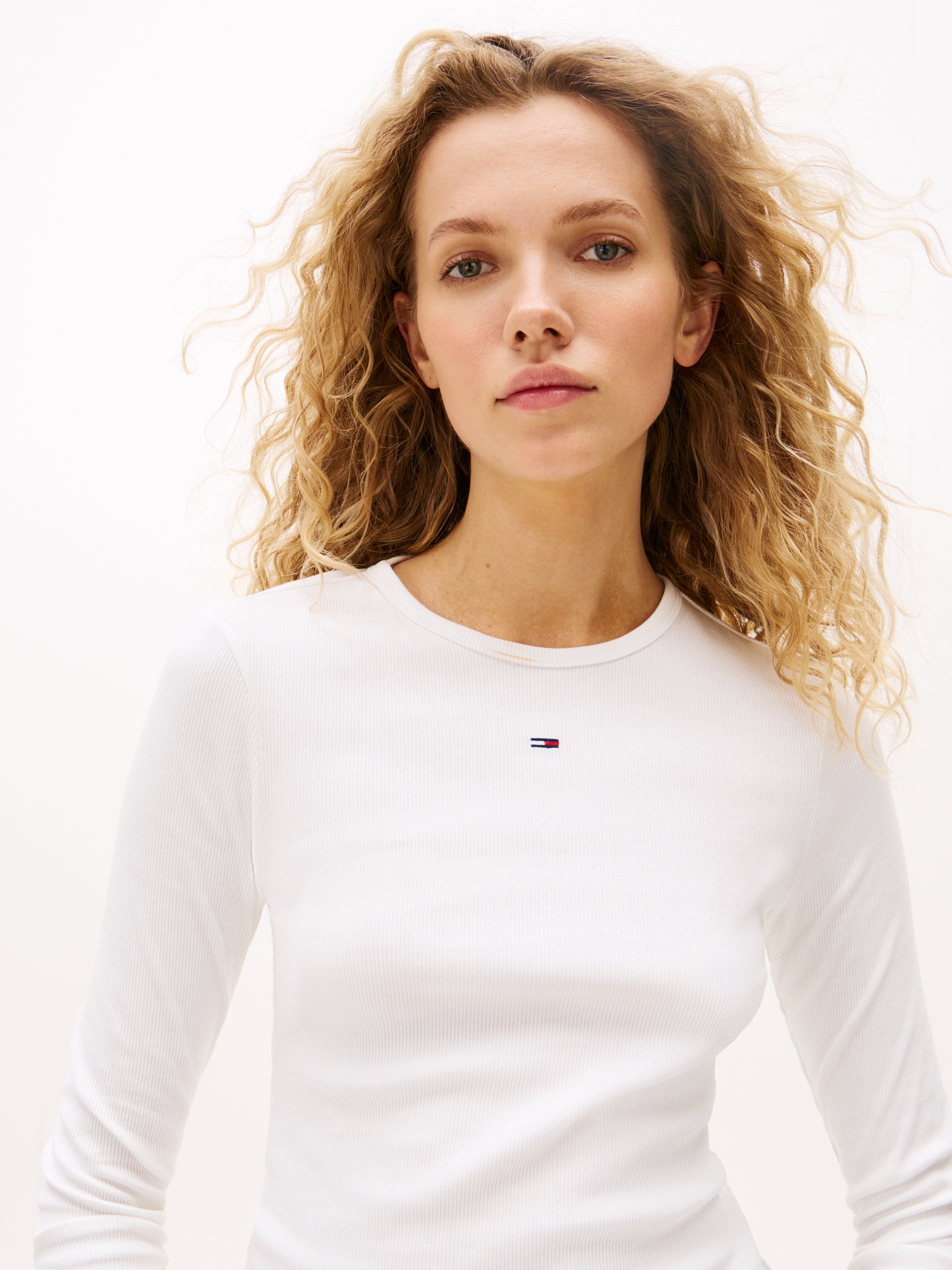 Tommy Jeans Langarmshirt »TJW SLIM ESSENTIAL RIB LS« mit Logostickerei