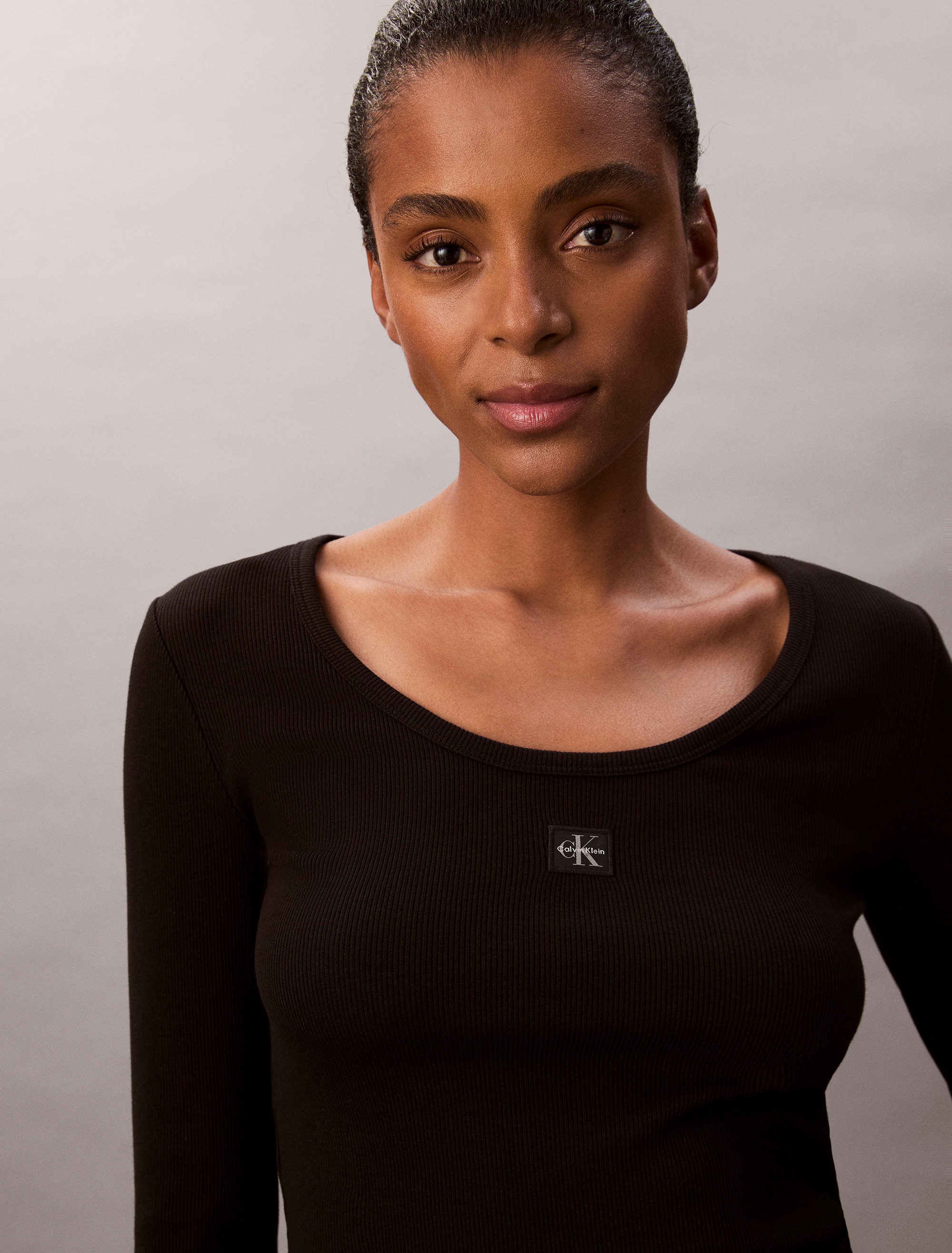 Calvin Klein Jeans T-shirt à manches longues »LS WOVEN LABEL 2X2 RIB SCOOP NEC« Mit Rundhalsausschnitt, regular fit