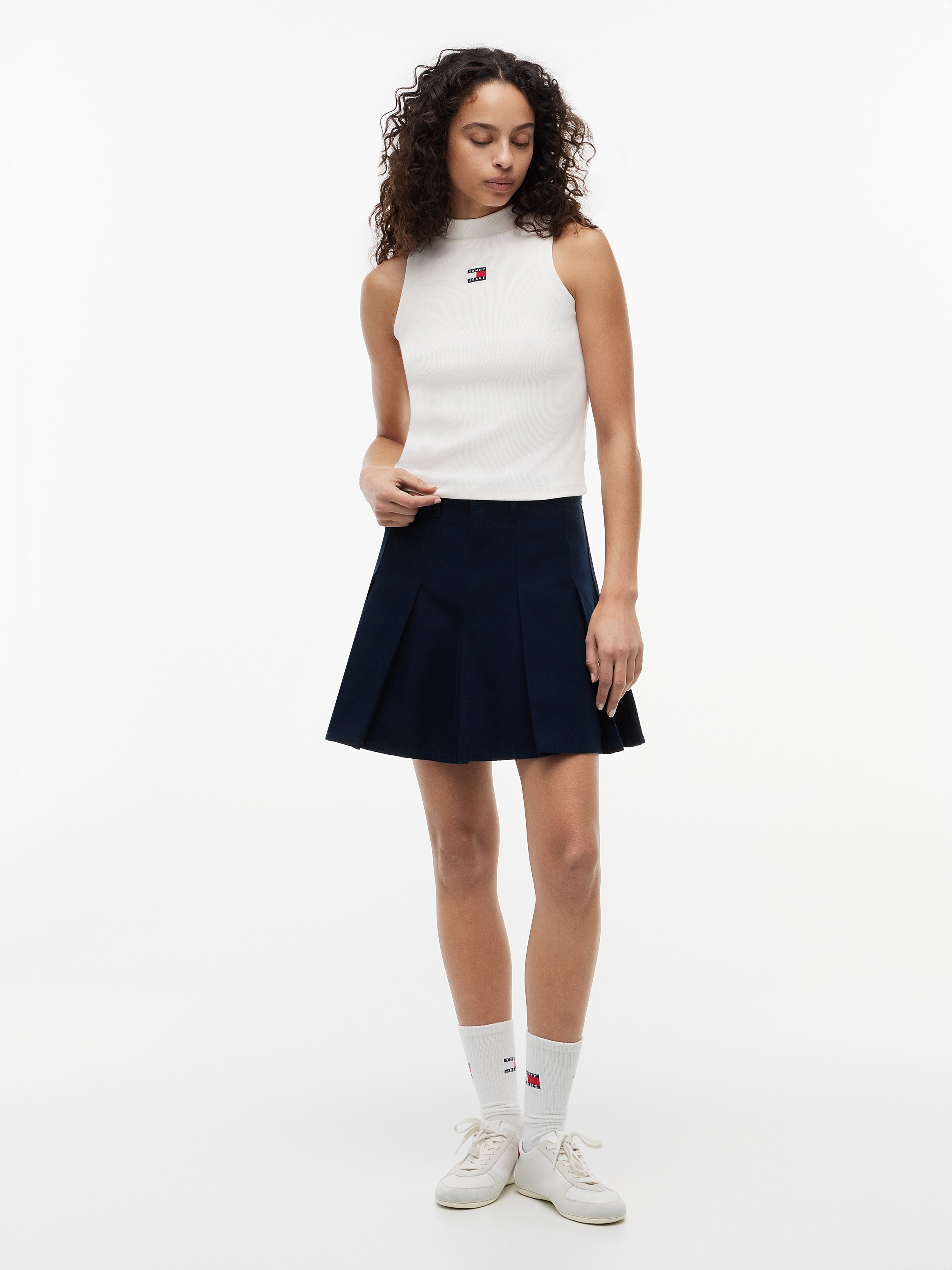 Tommy Jeans Débardeur »TJW SLIM BADGE RIB MOCK TANK« mélange coton, slim fit, cintré, en structure côtelée