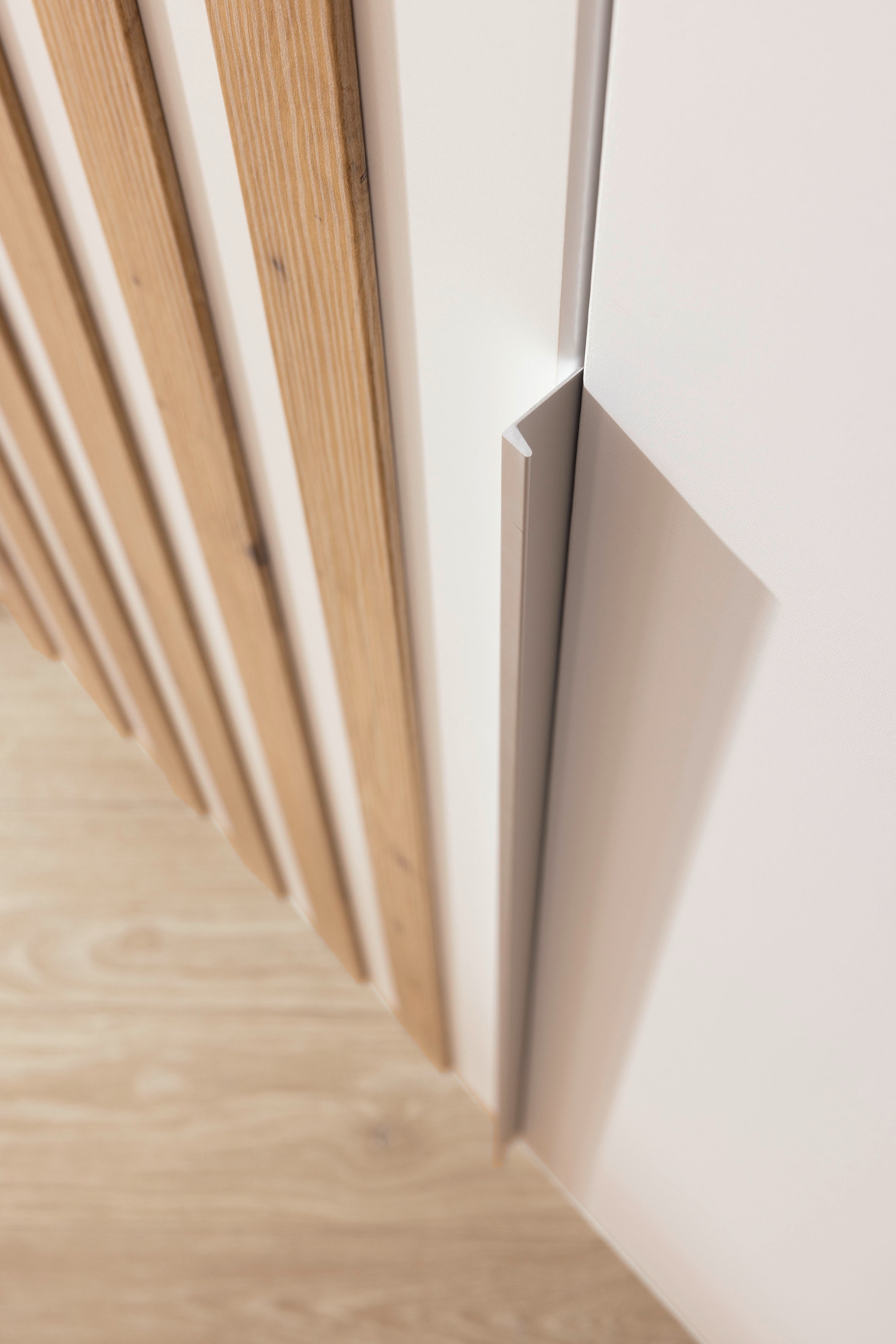 rauch Drehtürenschrank »Kleiderschrank Schrank Garderobe Breiten 181/226/271 cm LAMELLA« 3 verschiedene Ausstattungen BASIC/CLASSIC/PREMIUM (inkl. SOFT-CLOSE),  elegante Lamellen-Auflage in 3D Akustikpaneel Optik MADE IN GERMANY