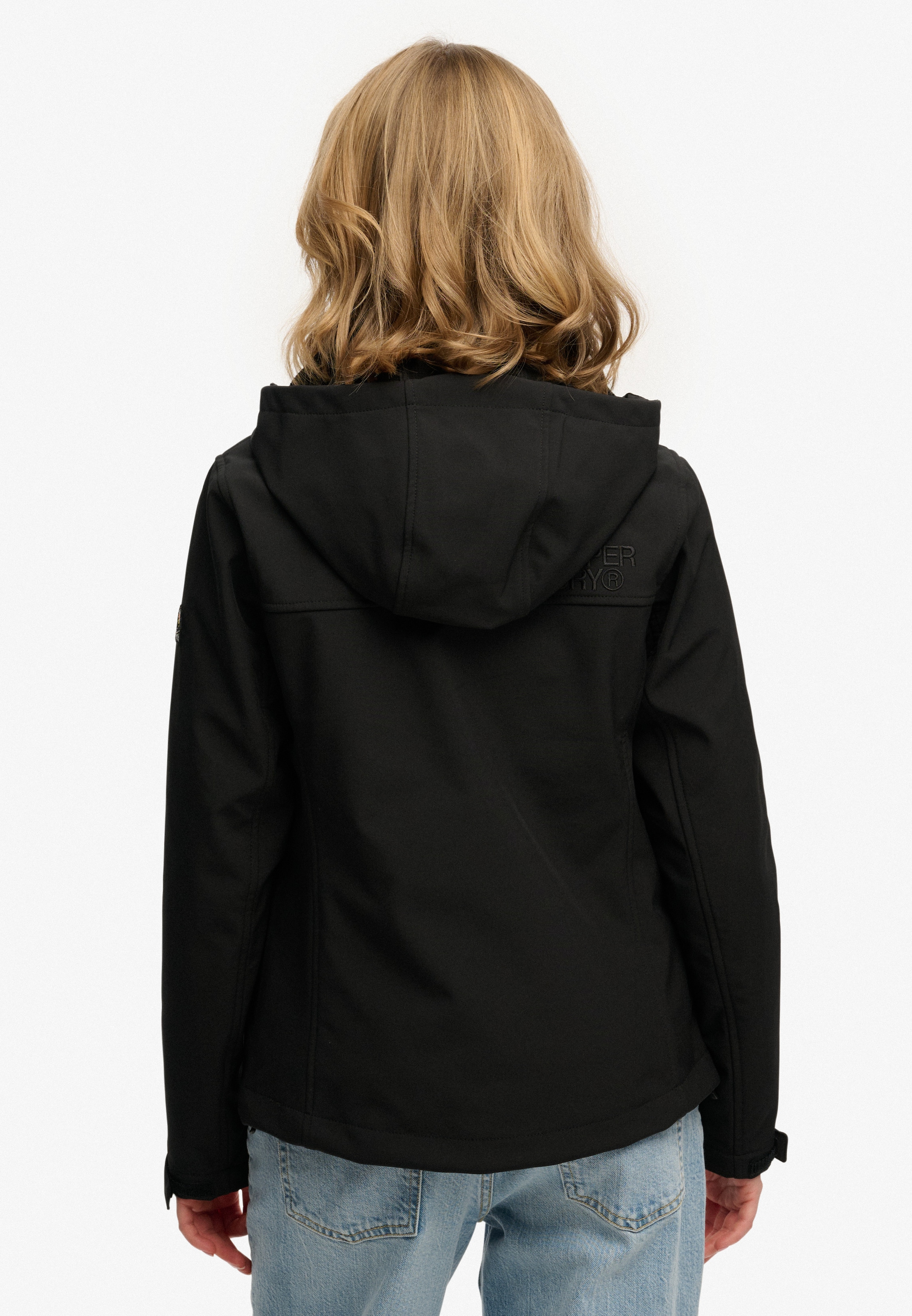 Superdry Outdoorjacke »HOODED CLASSIC TREKKER JACKET« mit Kapuze mit Materialmix aus Polyester und Elasthan, Slim Fit