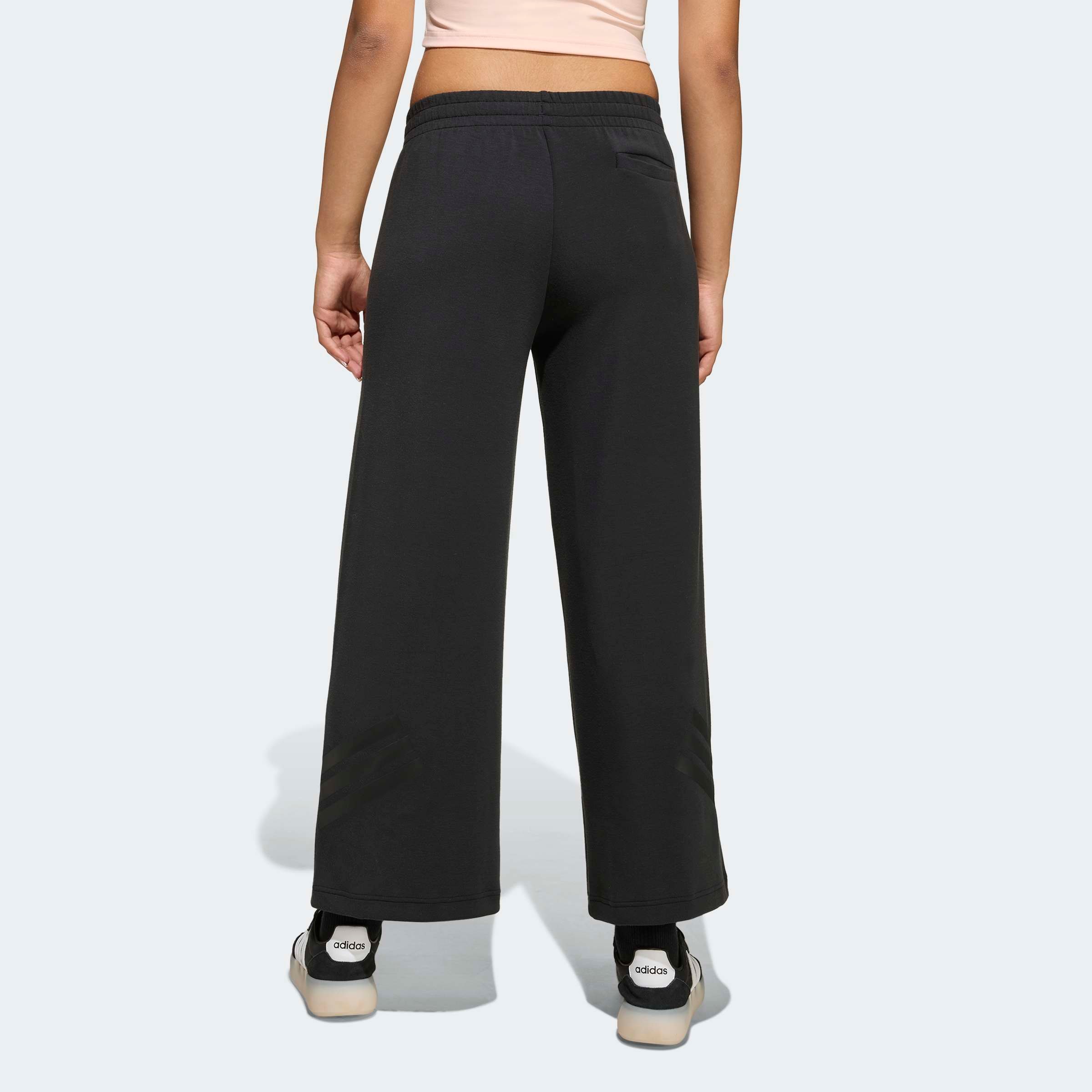 adidas Sportswear Pantalon de sport »FUTURE ICONS 3-STREIFEN MIT WEITEM BEIN«