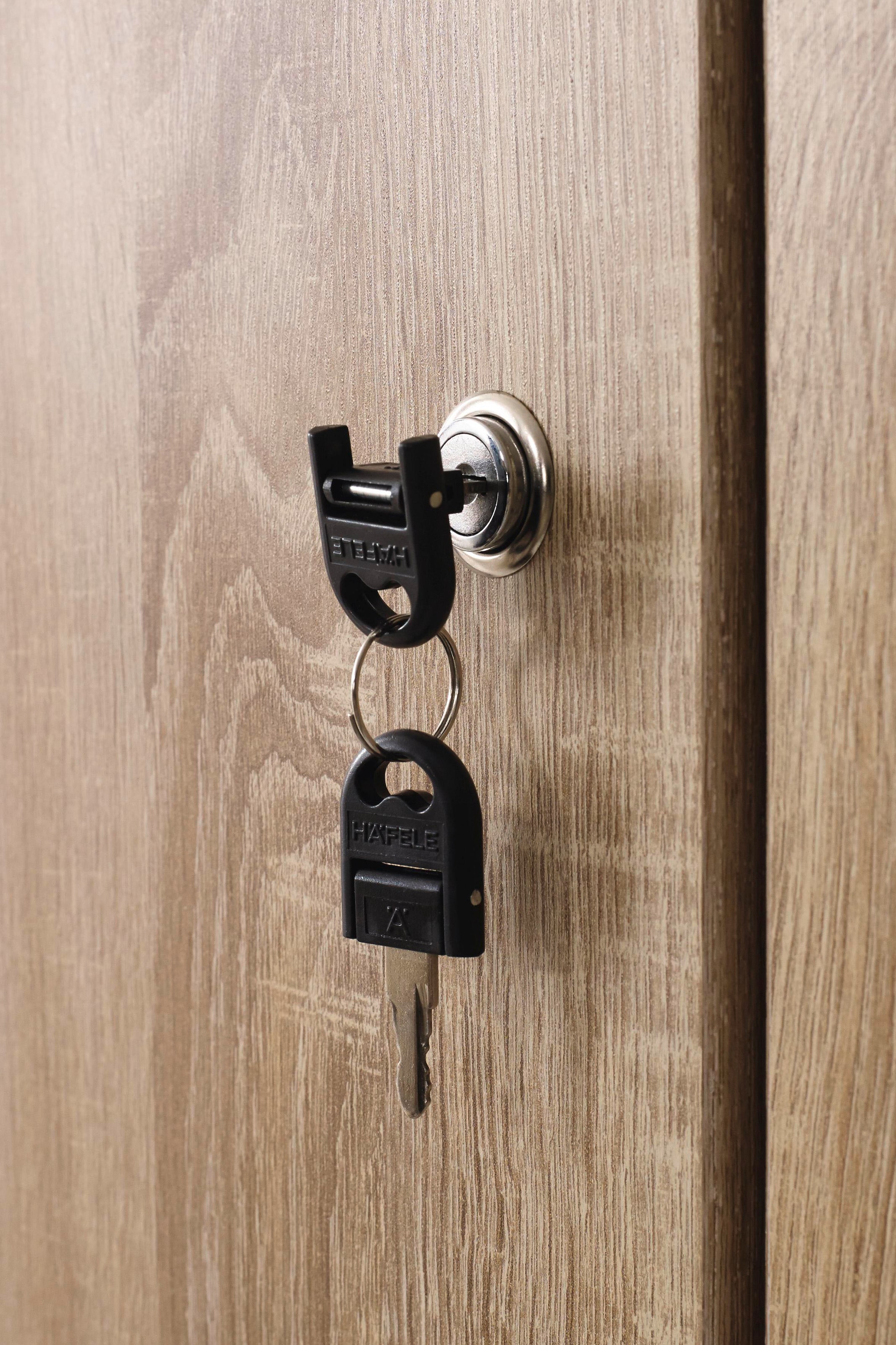 rauch Kleiderschrank »Schrank Garderobe Garderobenschrank Putzschrank Wäscheschrank BERGHEIM« Breite/Höhe/Tiefe: 91/197/54 cm,  viel Stauraum, abschliessbar mit gesamt 4 Schlüsseln, MADE IN GERMANY