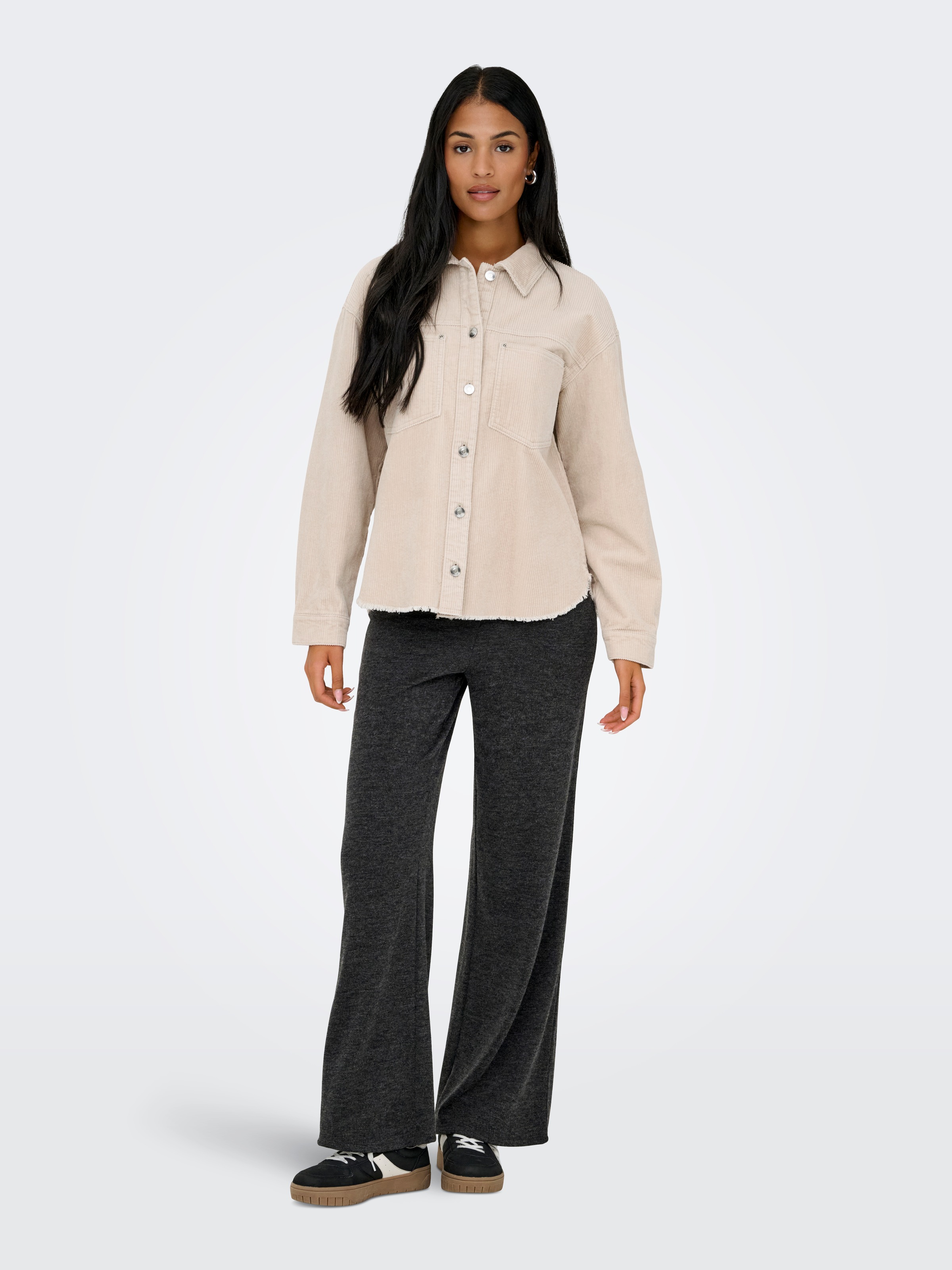 ONLY Blouse chemise »ONLMAIKO-BITTEN L/S CORD SHACKET CC PNT« avec poches poitrine, ourlet légèrement effiloché