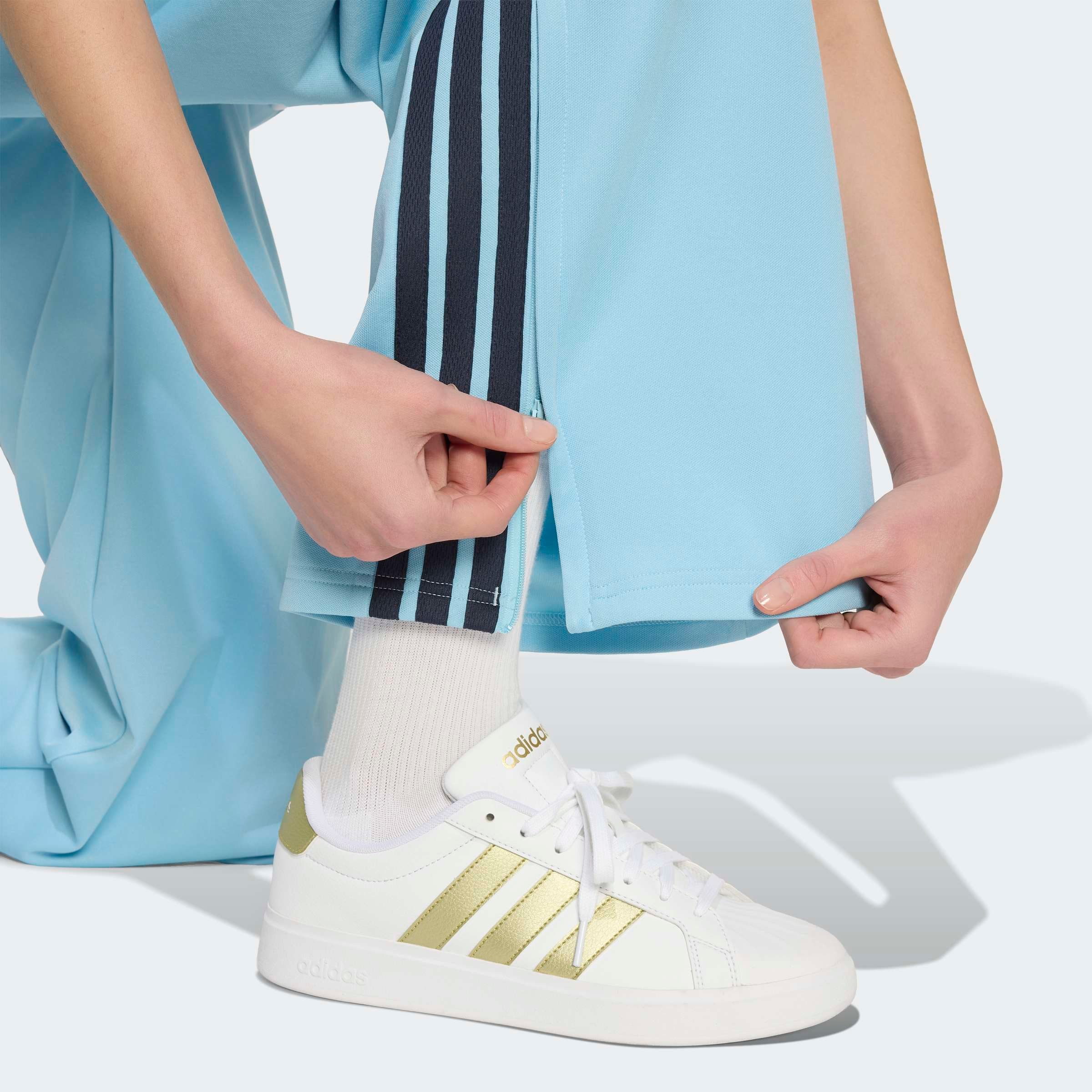 adidas Sportswear Sporthose »HOUSE OF TIRO WIDE LEG«  sportlicher Stil, für Training und Freizeit, mit Kordelverschluss
