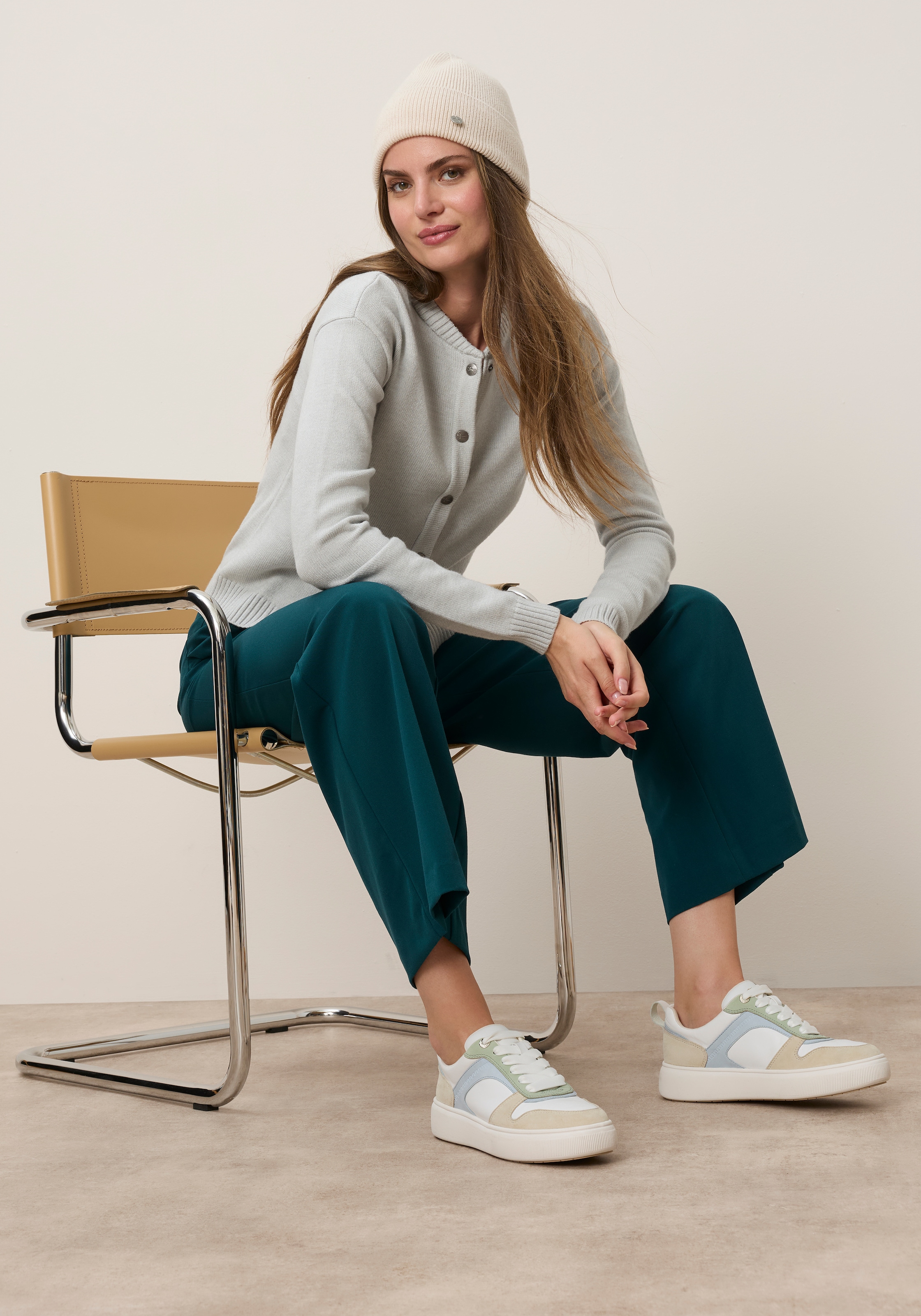 Tamaris Strickjacke »in lässiger Blouson-Form mit Bündchen« aus weicher Viskosemischung