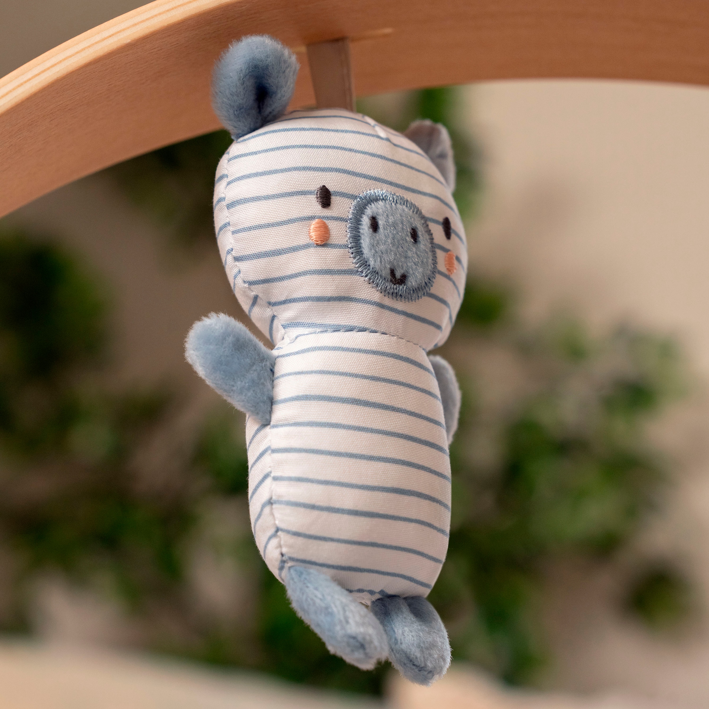 ingenuity Transat pour bébé »Swing 'n Go Portable Swing™ - Chambray« bis 9 kilos mit Melodien und Geräuschen