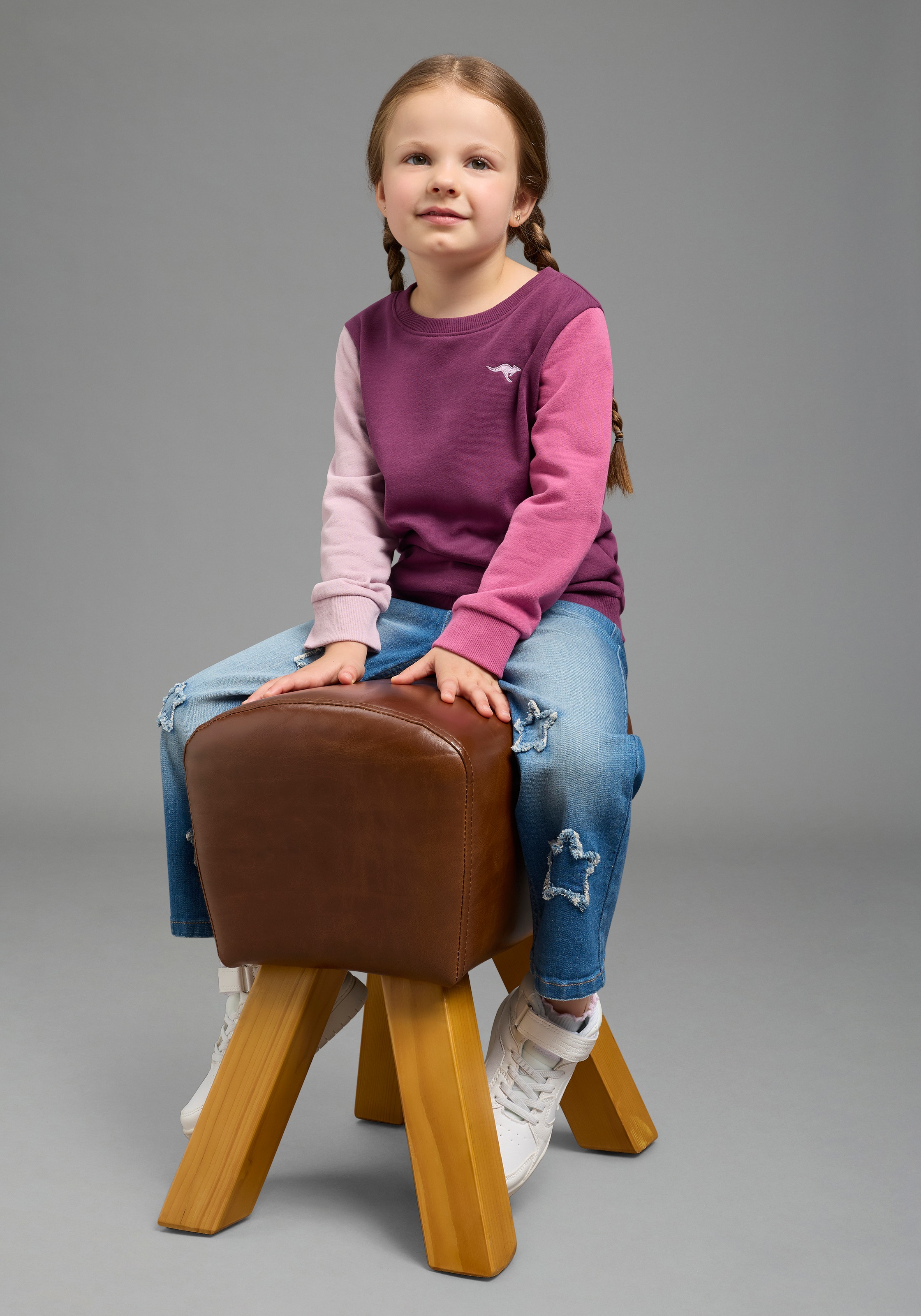 KangaROOS Sweatshirt »Sweatshirt mit kontrastfarbigen Ärmeln und KangaROOS Stickerei«, Colorblocking, aus Sweatware, in Basic-Passform, Mini-Me
