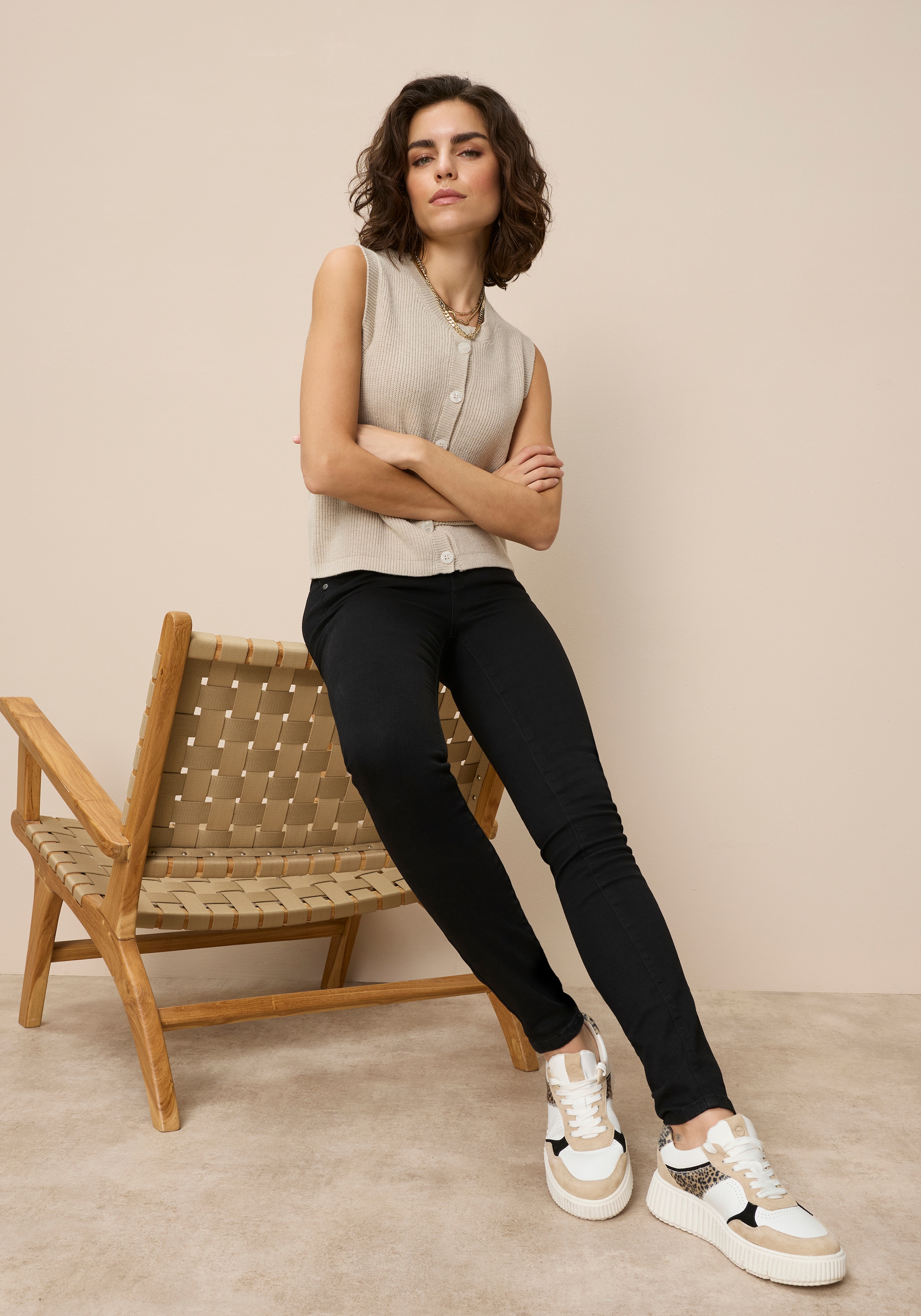 Tamaris Skinny-fit-Jeans »aus bequemen Stretch-Denim« schmale Beinweite, mit Gürtelschlaufenbund, mit Metallreissverschluss